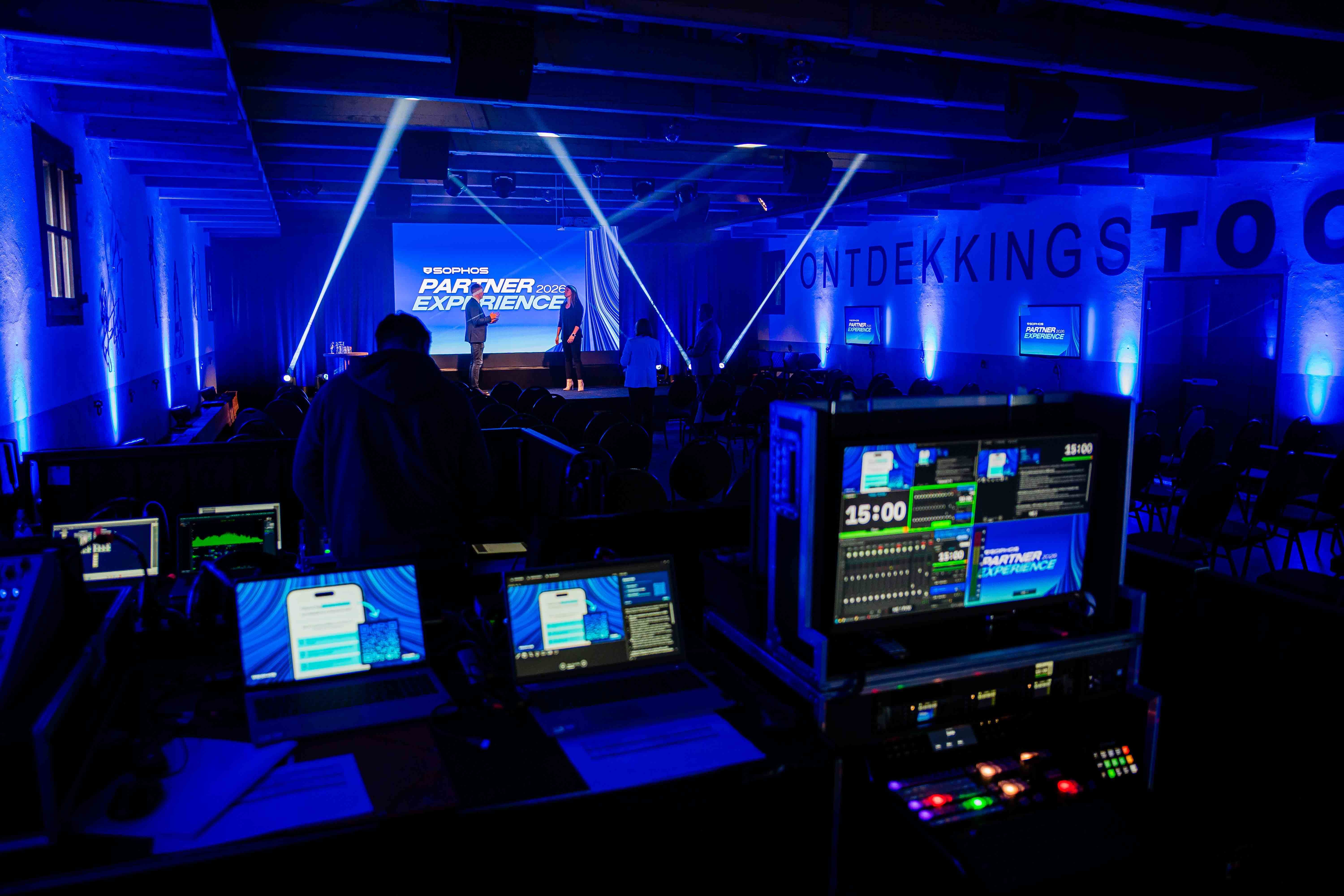 Technicus achter de regieplek voor livestream en licht tijdens het congres in Fort Wierickerschans