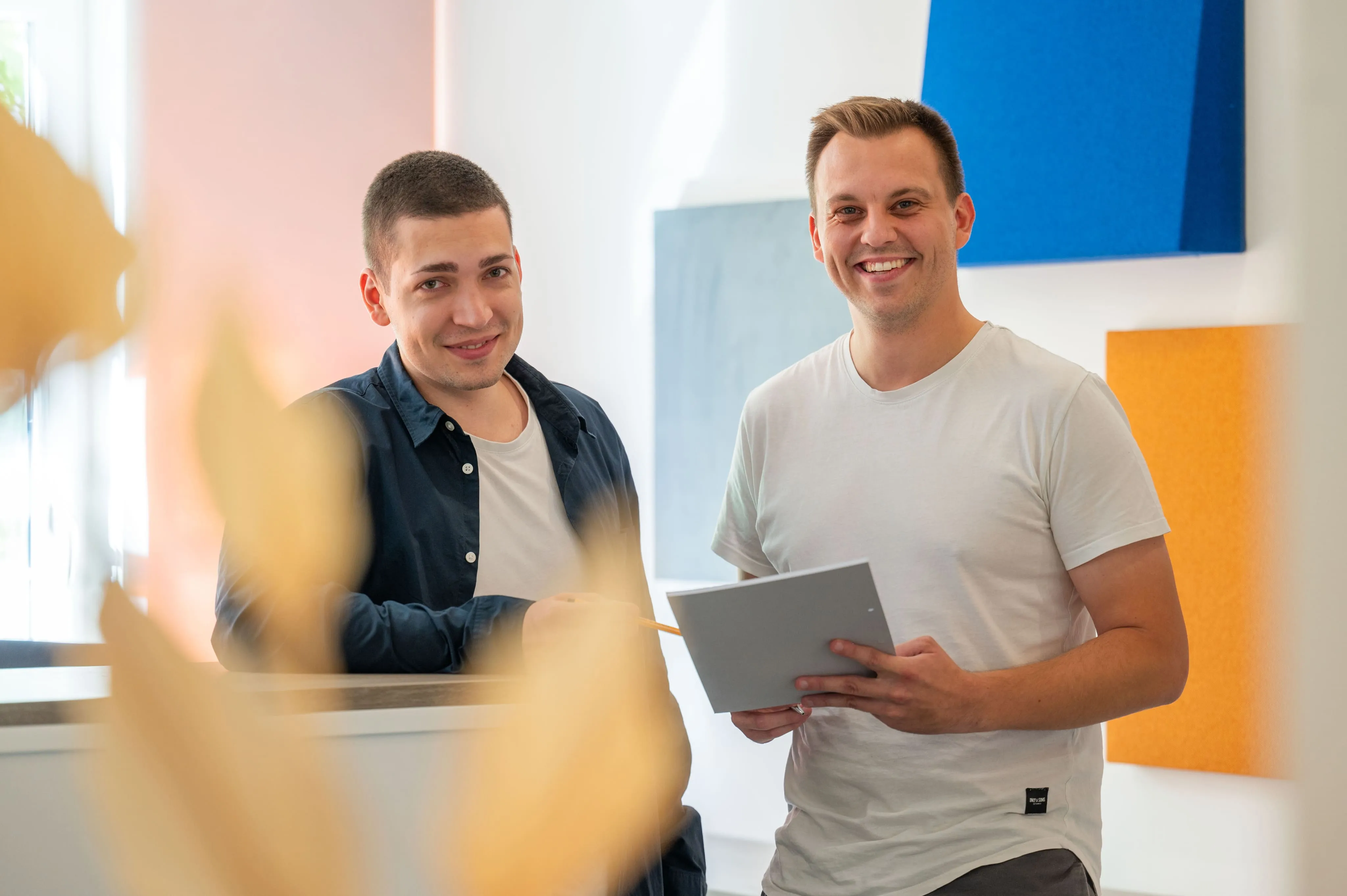 Zwei Mitarbeiter von Ingenieurbüro Bittner bei der Abstimmung eines Projekts mit Tablet