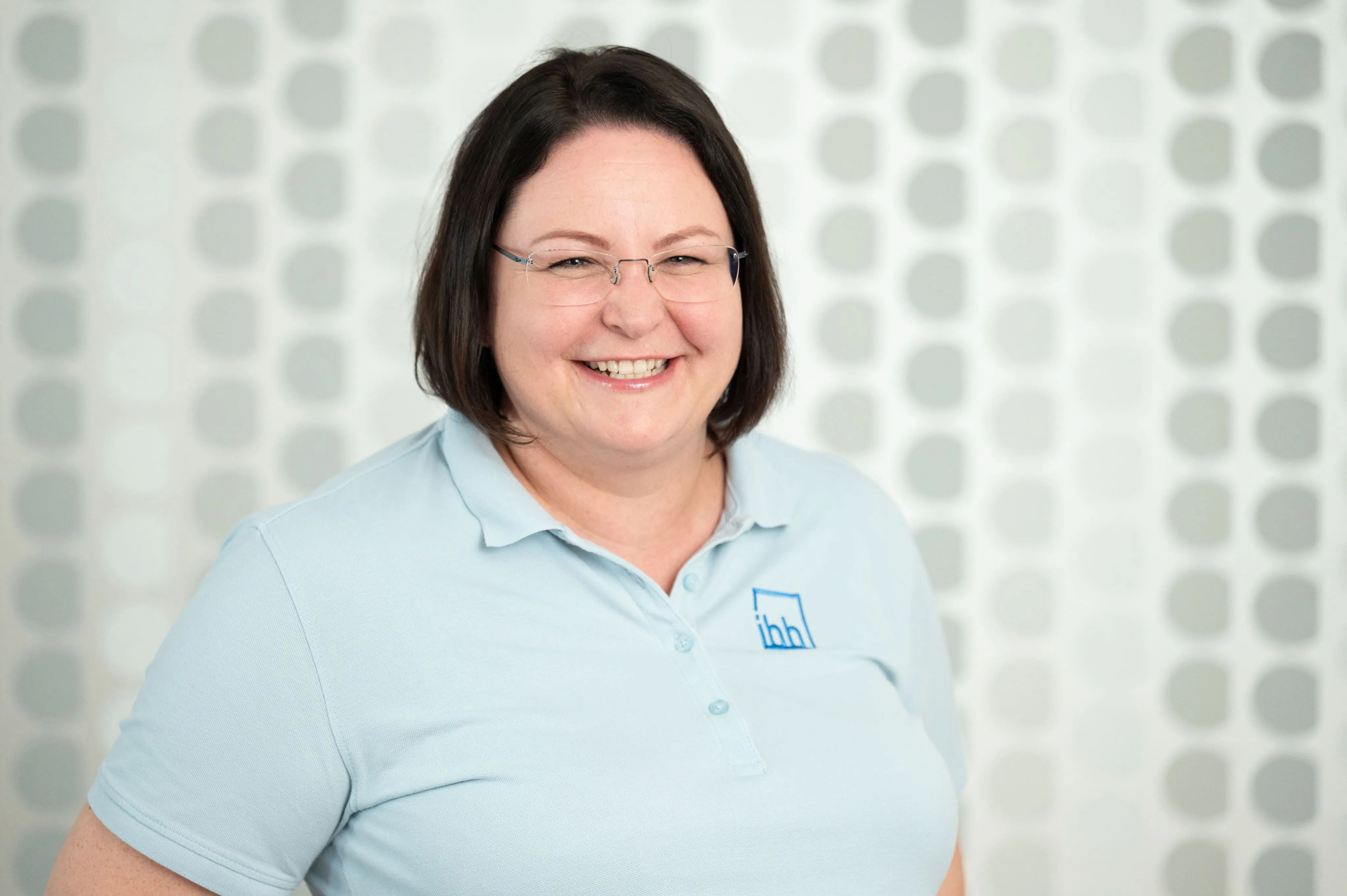 Mitarbeiterporträt einer Frau von Ingenieurbüro Bittner im hellblauen Poloshirt