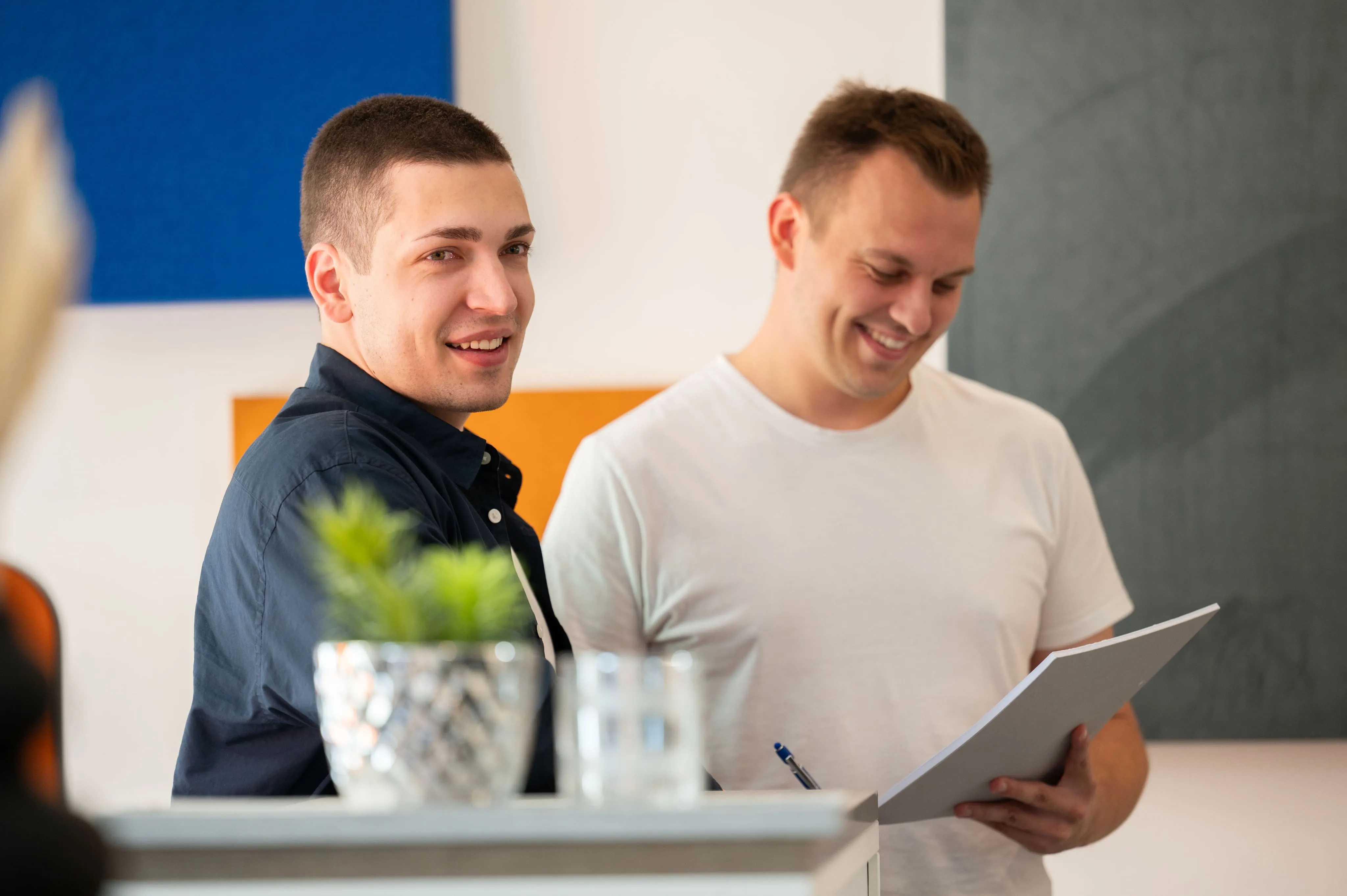 Zwei Mitarbeiter von Ingenieurbüro Bittner bei einer Projektbesprechung mit Tablet