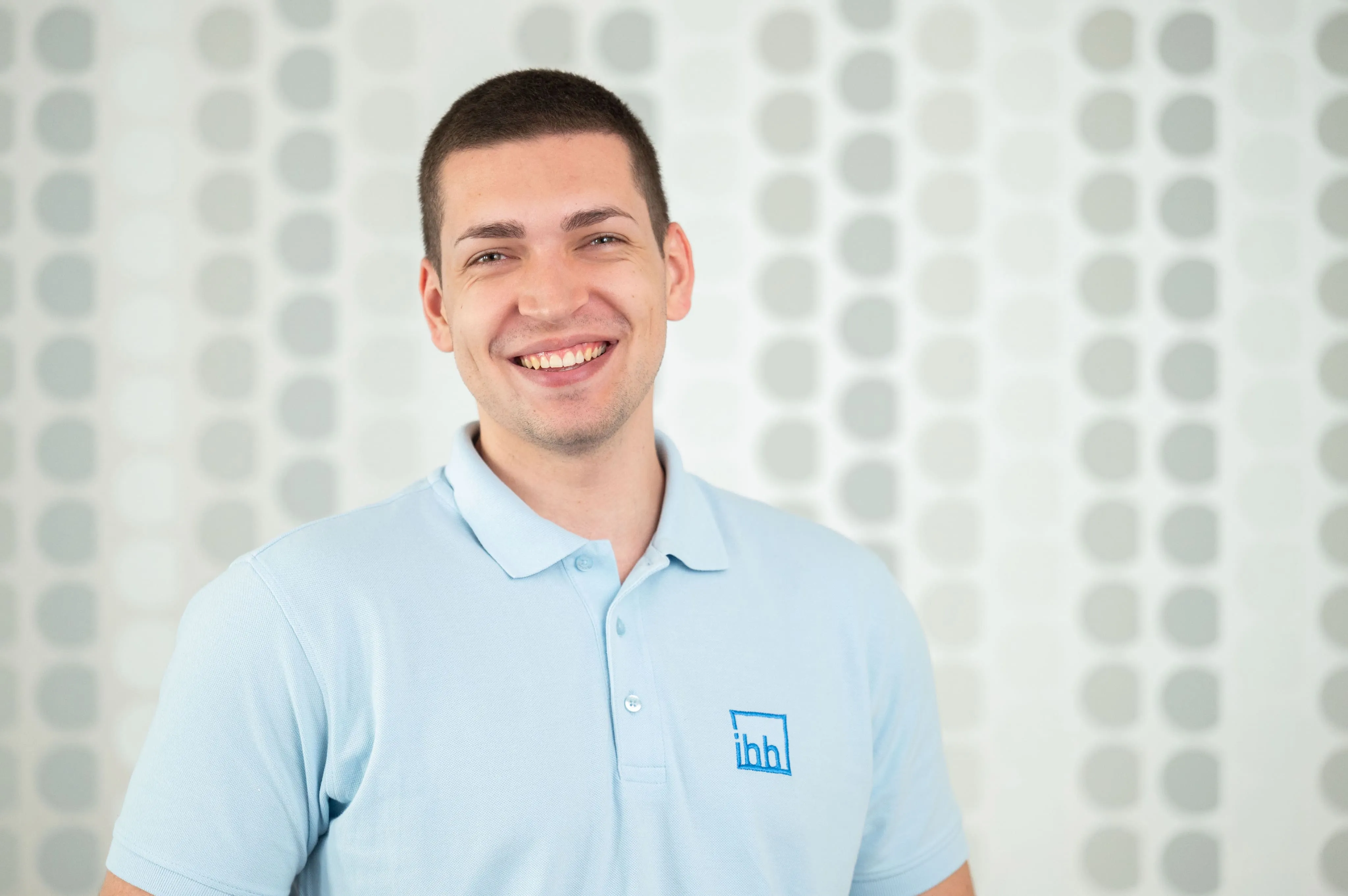 Mitarbeiterporträt eines jungen Mitarbeiters von Ingenieurbüro Bittner im hellblauen Poloshirt