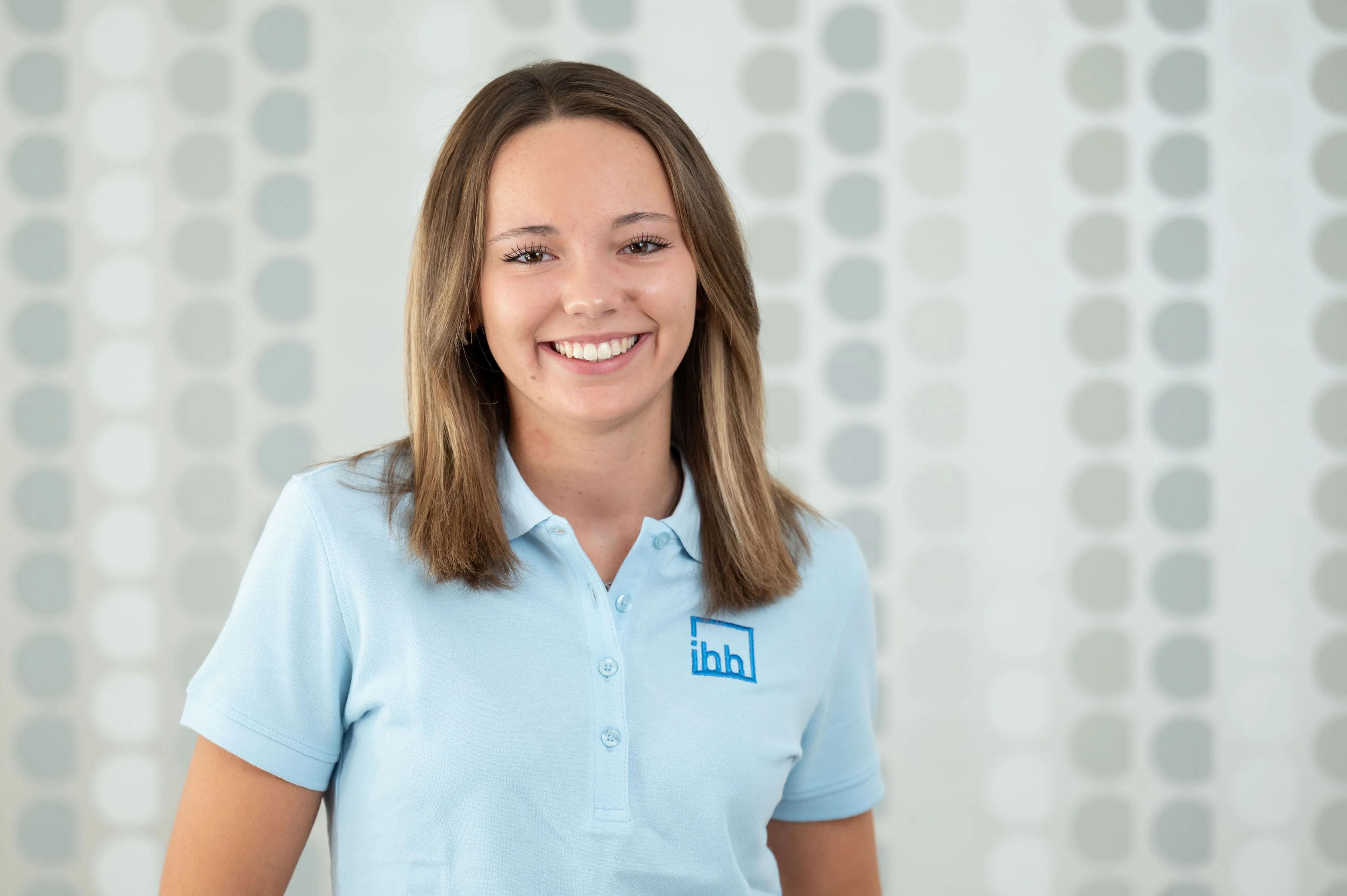 Mitarbeiterporträt einer Frau von Ingenieurbüro Bittner im hellblauen Poloshirt