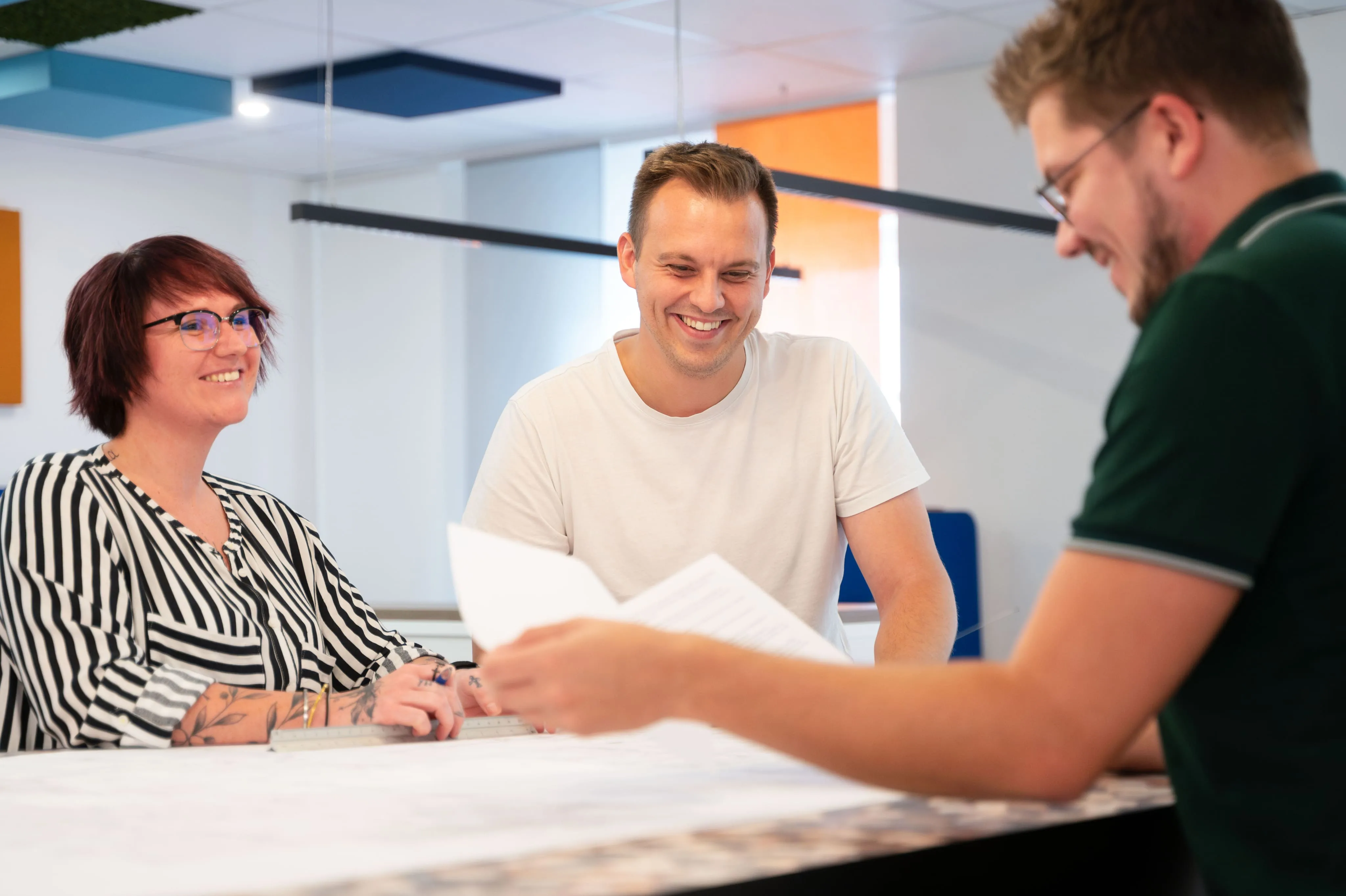 Projektbesprechung mit Mitarbeitenden von Ingenieurbüro Bittner am Tisch