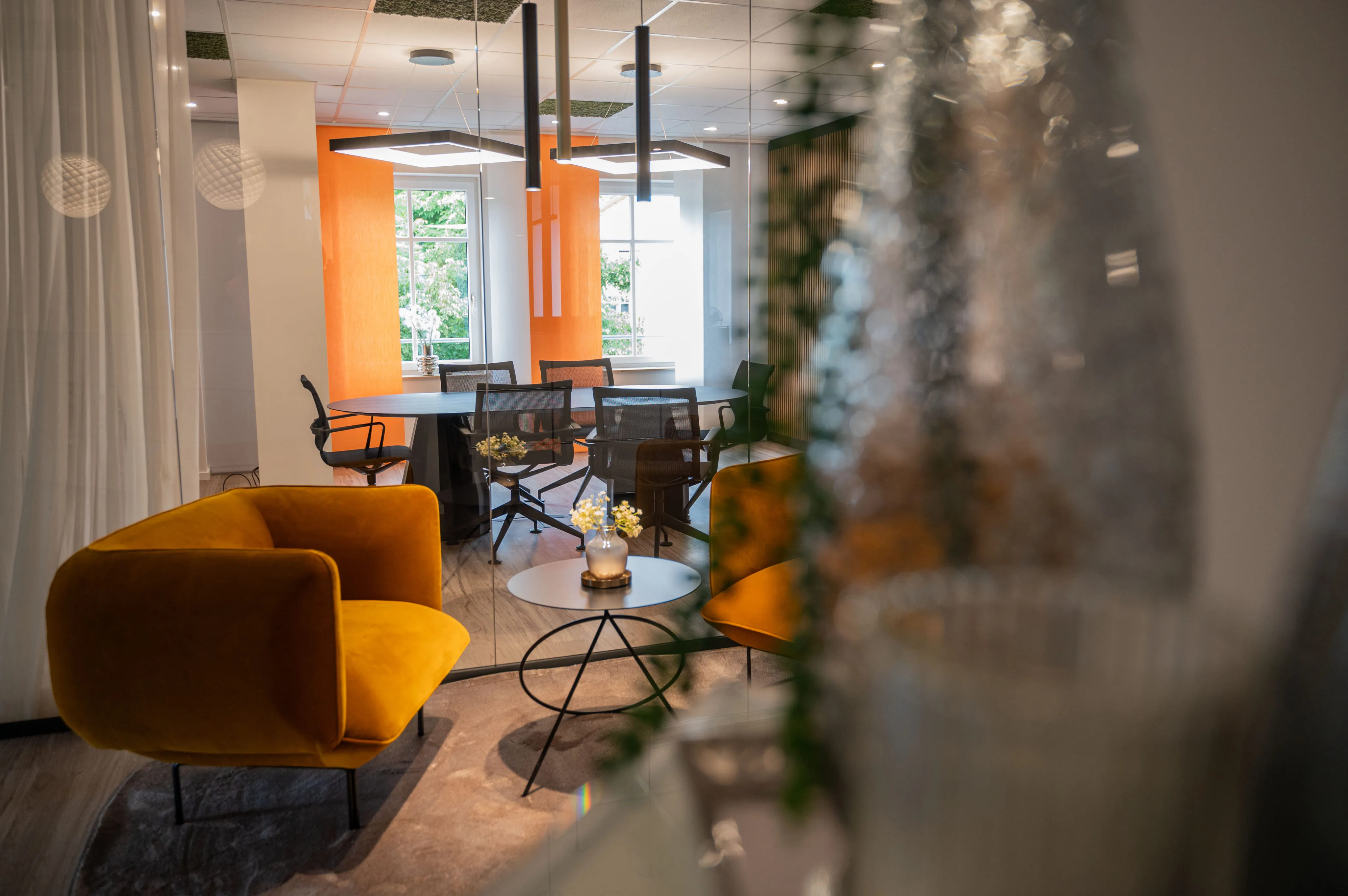 Stilvoller Büroflur und Loungebereich bei Ingenieurbüro Bittner