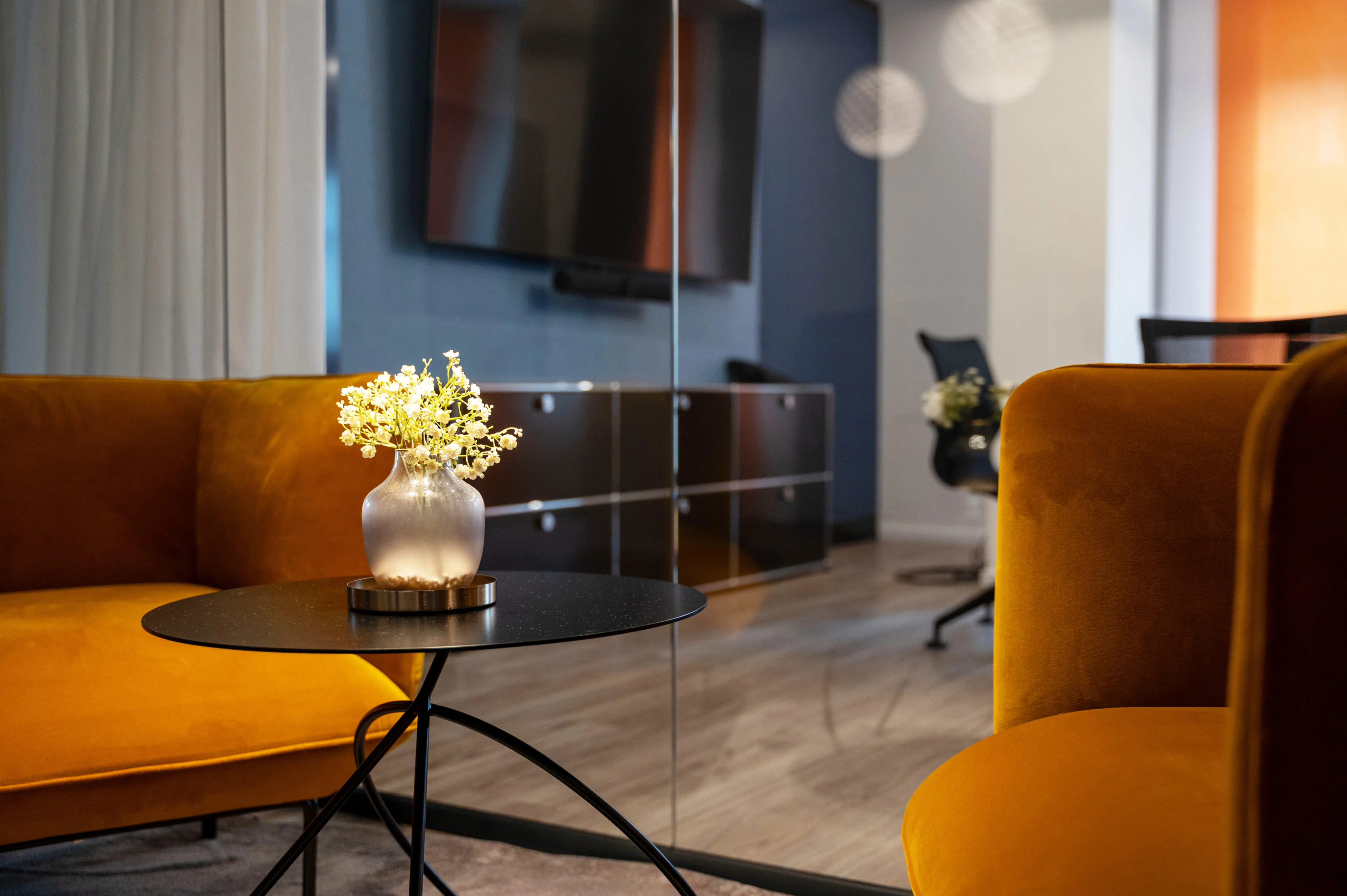 Moderner Loungebereich von Ingenieurbüro Bittner mit Sesseln und Beistelltisch