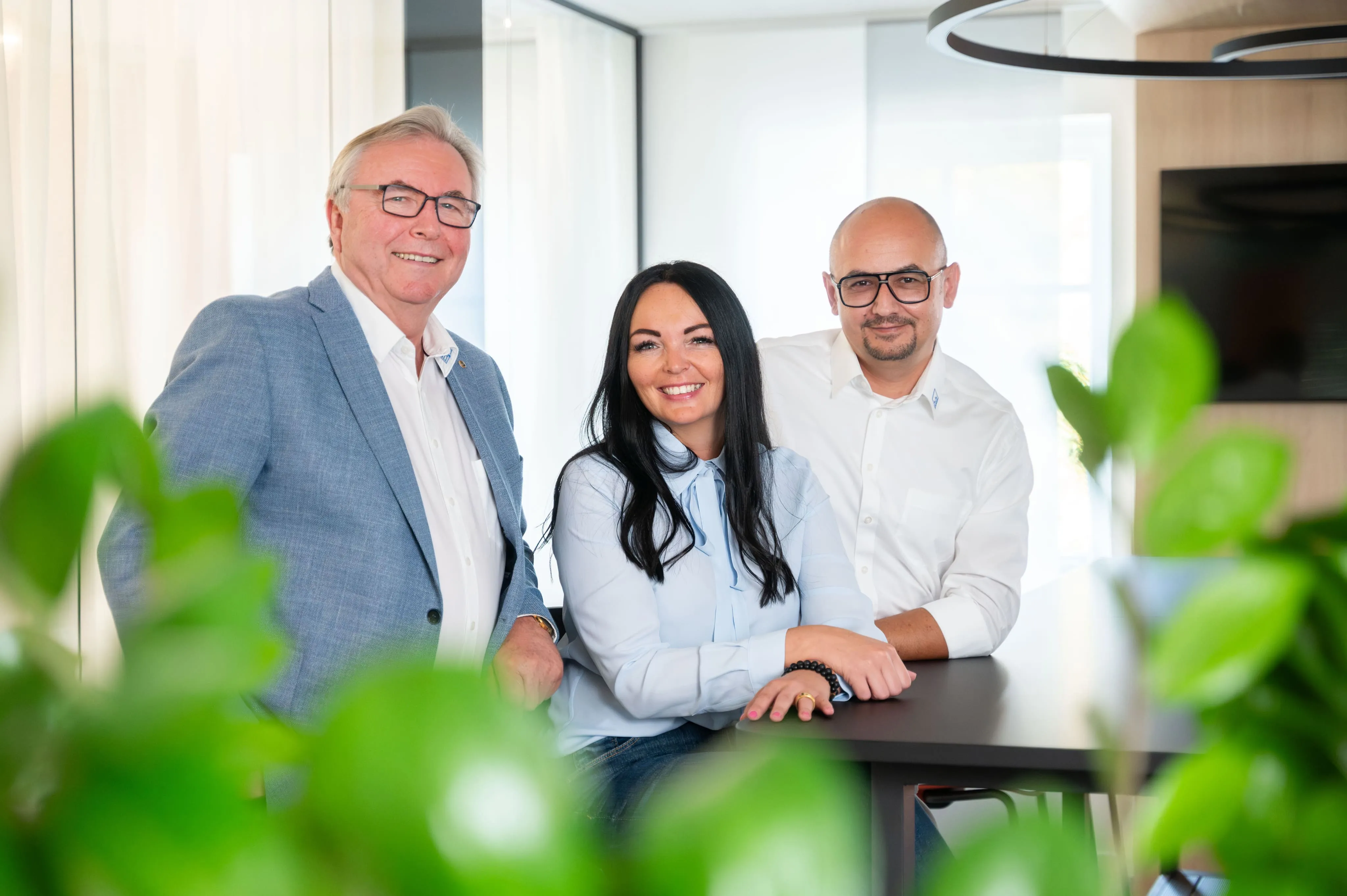 Teamfoto von Ingenieurbüro Bittner im Büro mit Mitarbeitenden