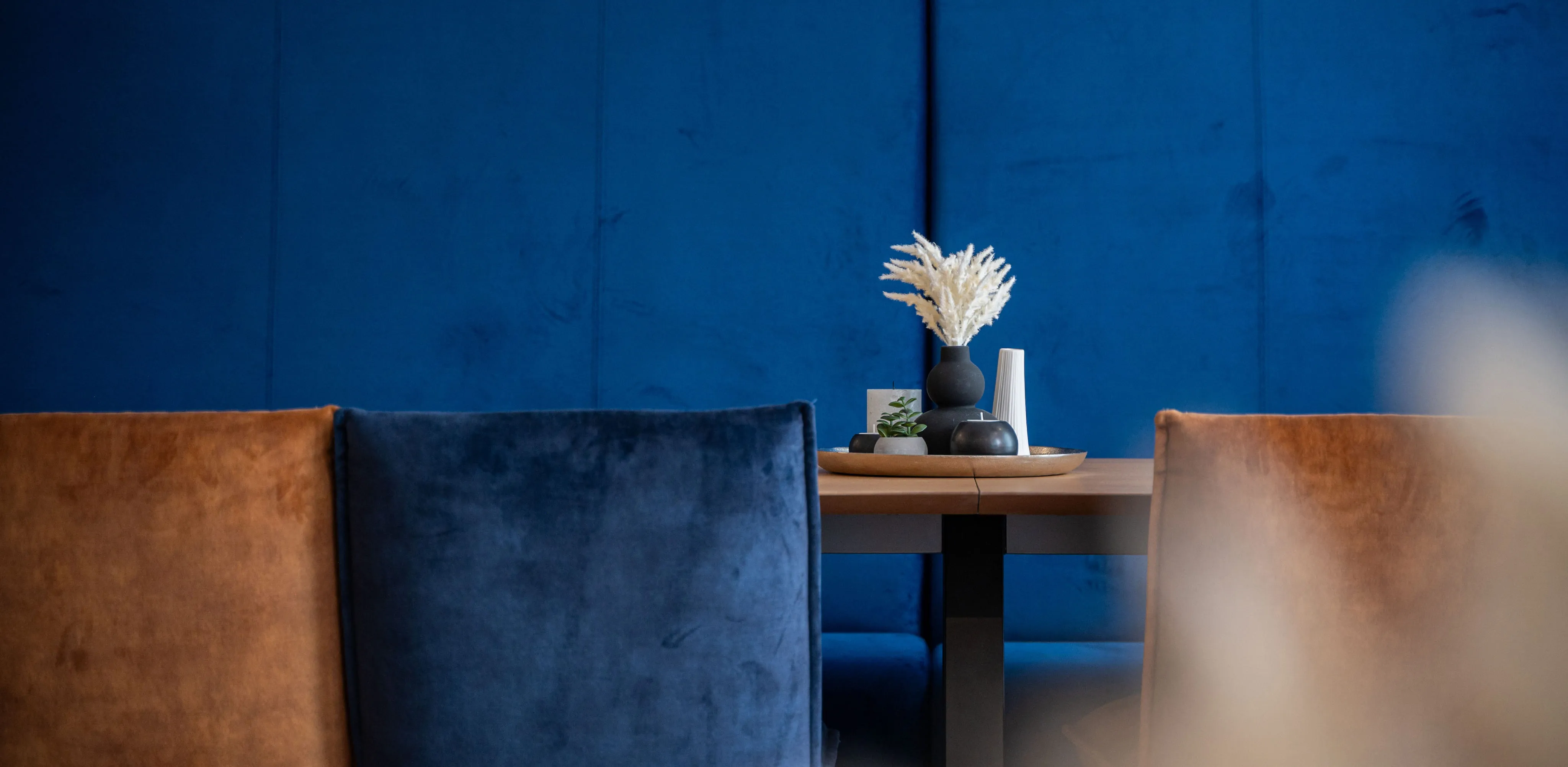 Moderner Empfangsbereich von Ingenieurbüro Bittner mit blauer Wandgestaltung