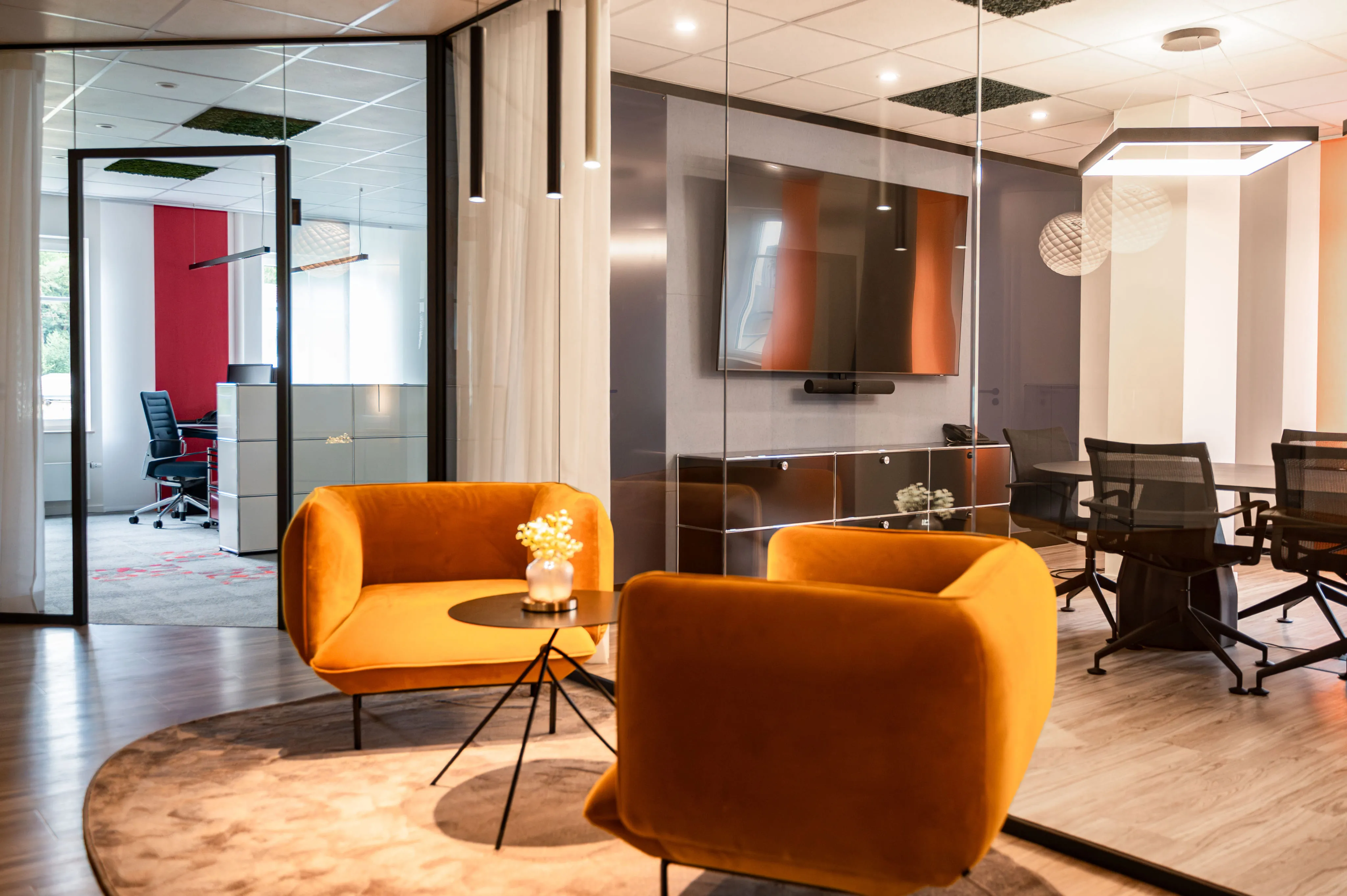 Moderner Loungebereich von Ingenieurbüro Bittner mit Sitzmöbeln und Besprechungszone