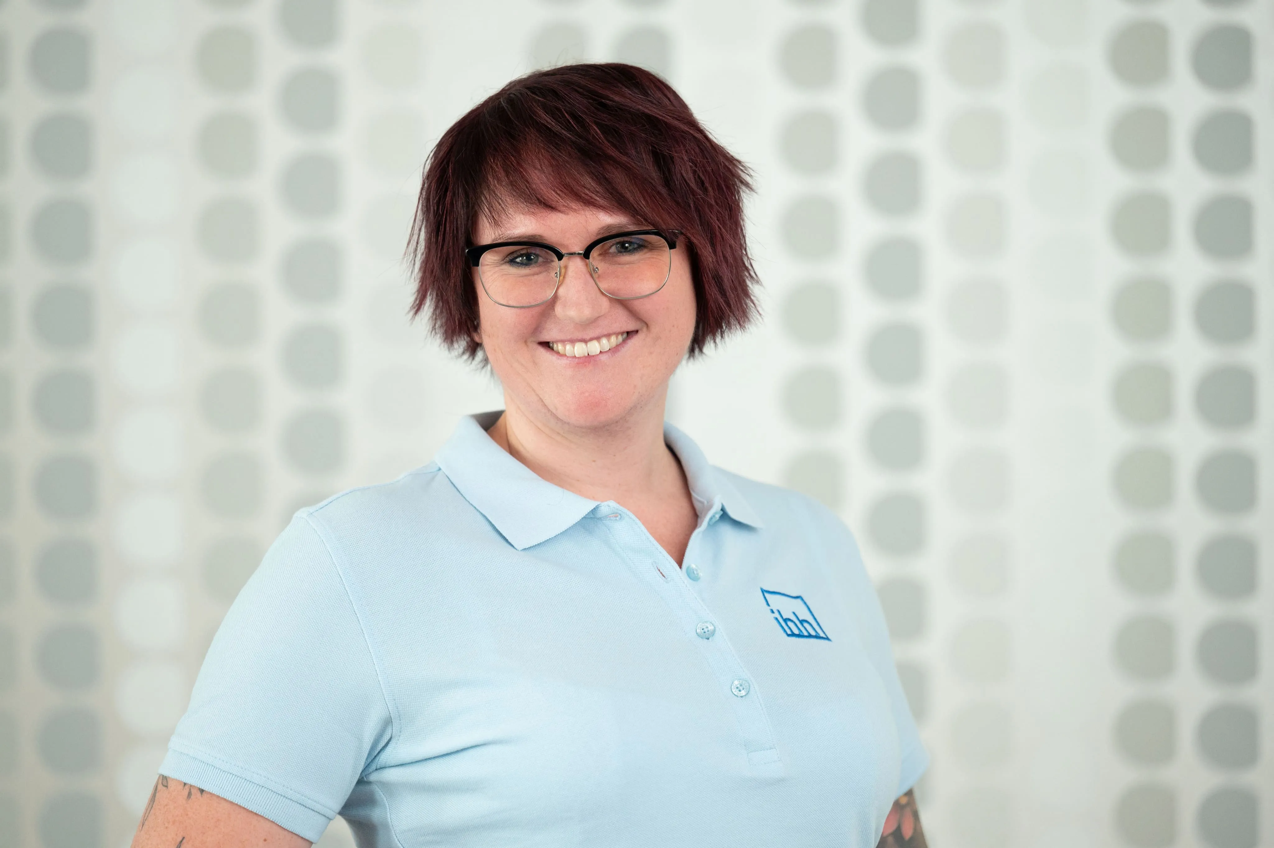 Mitarbeiterporträt einer Frau von Ingenieurbüro Bittner im hellblauen Poloshirt