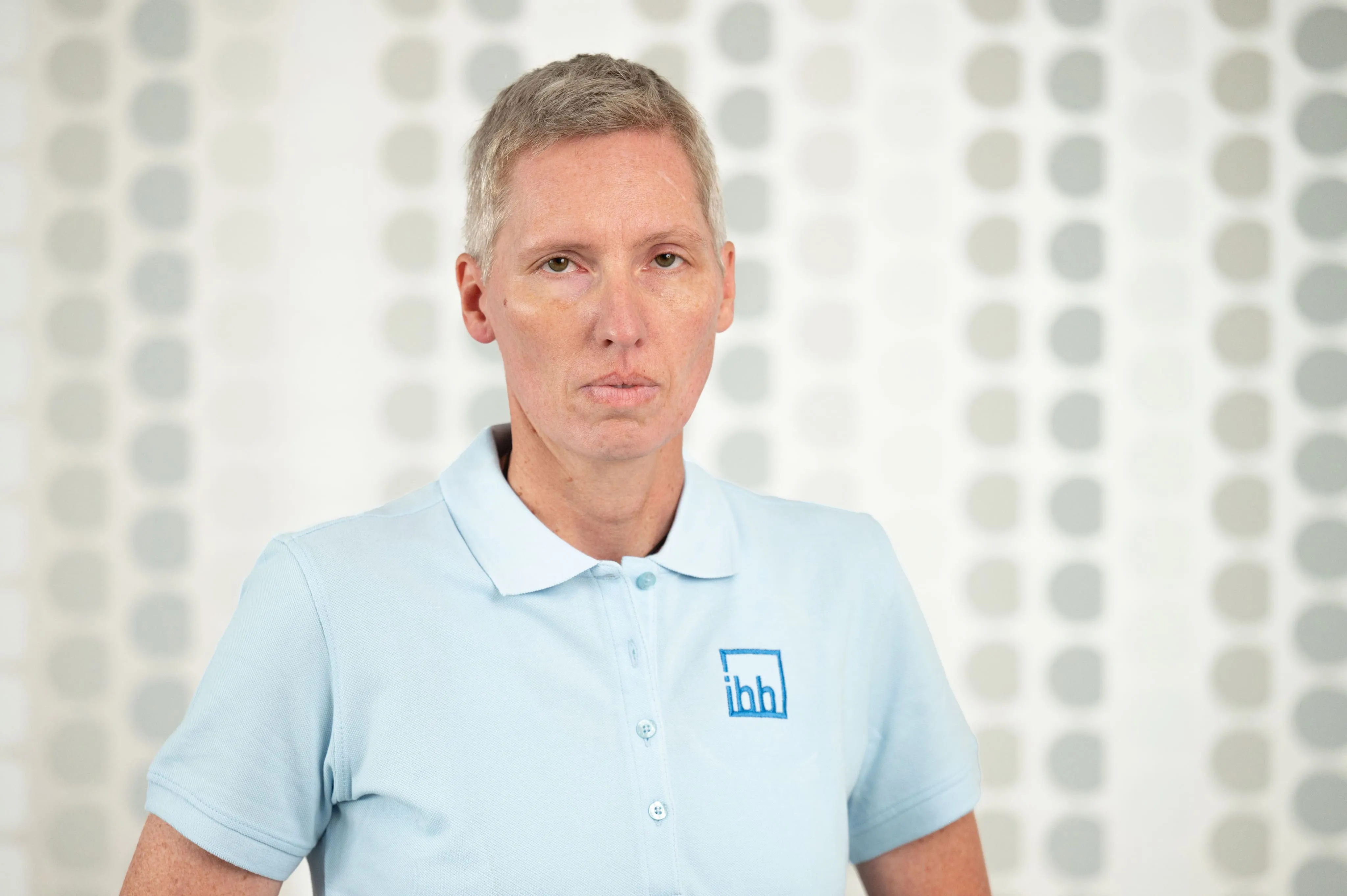 Mitarbeiterporträt von Ingenieurbüro Bittner im hellblauen Poloshirt