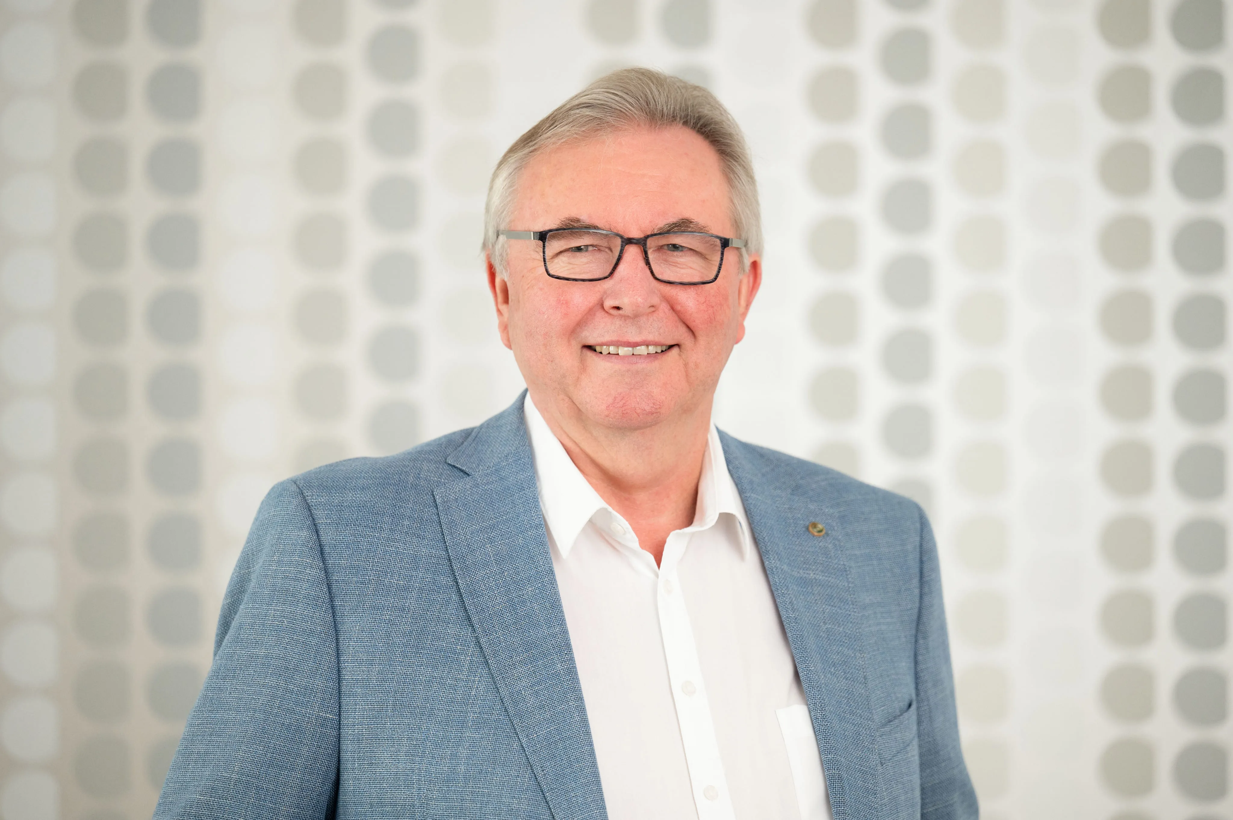 Porträt eines älteren Mitarbeiters von Ingenieurbüro Bittner im Sakko