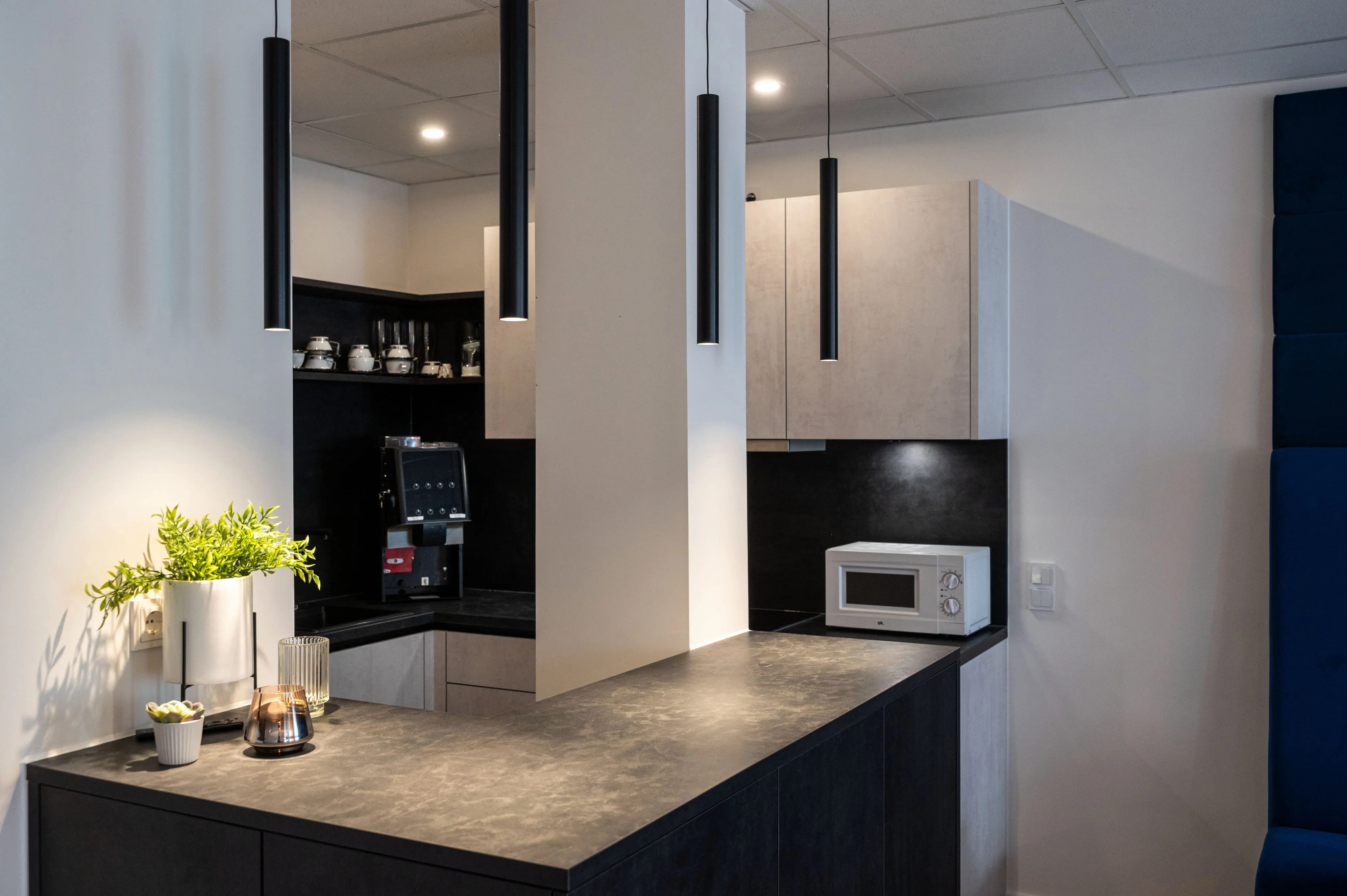 Moderne Büroküche und Arbeitsbereich bei Ingenieurbüro Bittner