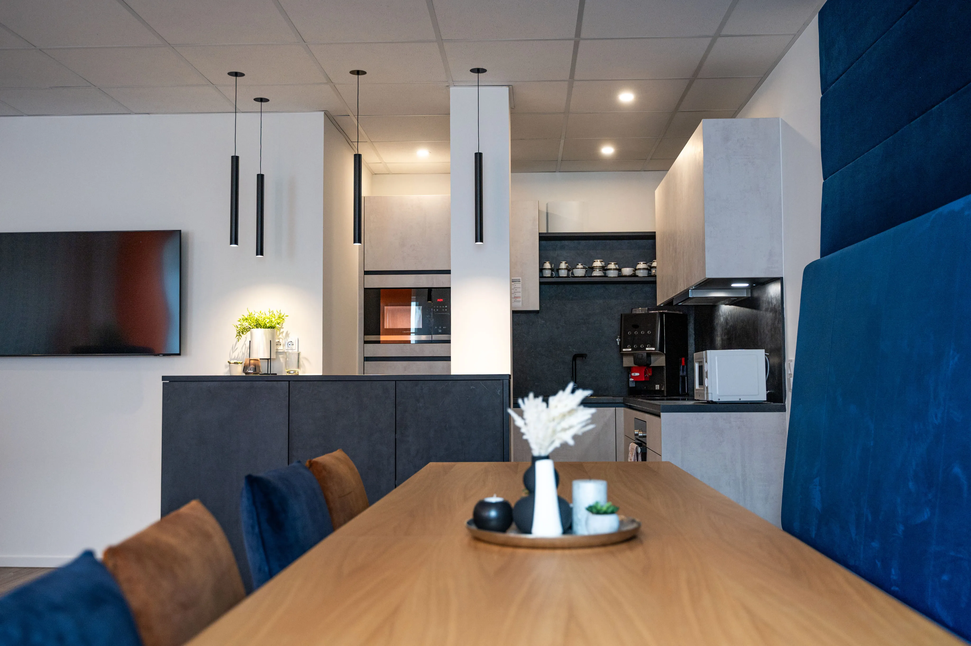 Moderner Besprechungsbereich von Ingenieurbüro Bittner mit Sitzplätzen und Küchenzeile