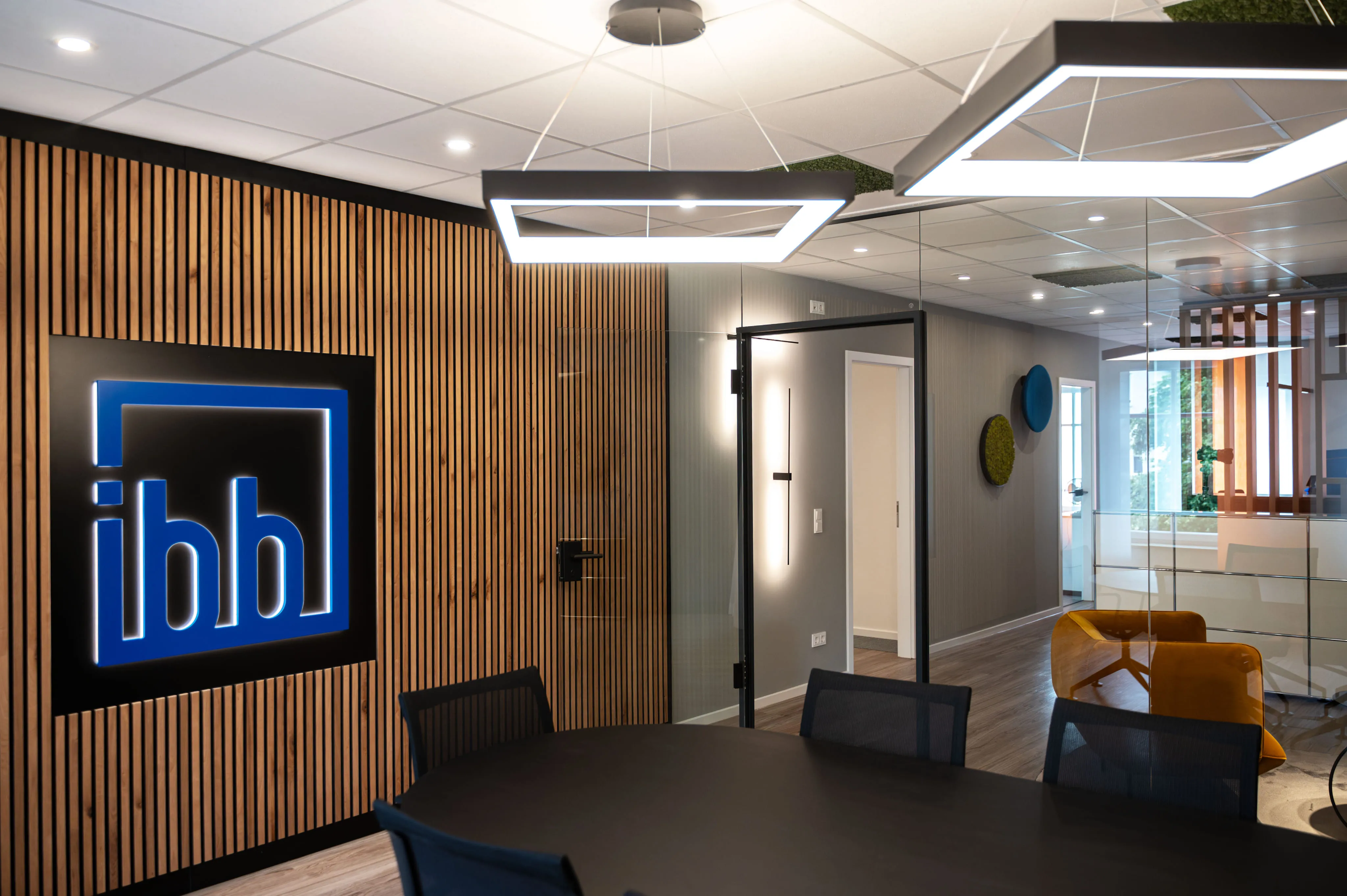 Moderner Empfangsbereich von Ingenieurbüro Bittner mit beleuchtetem Firmenlogo