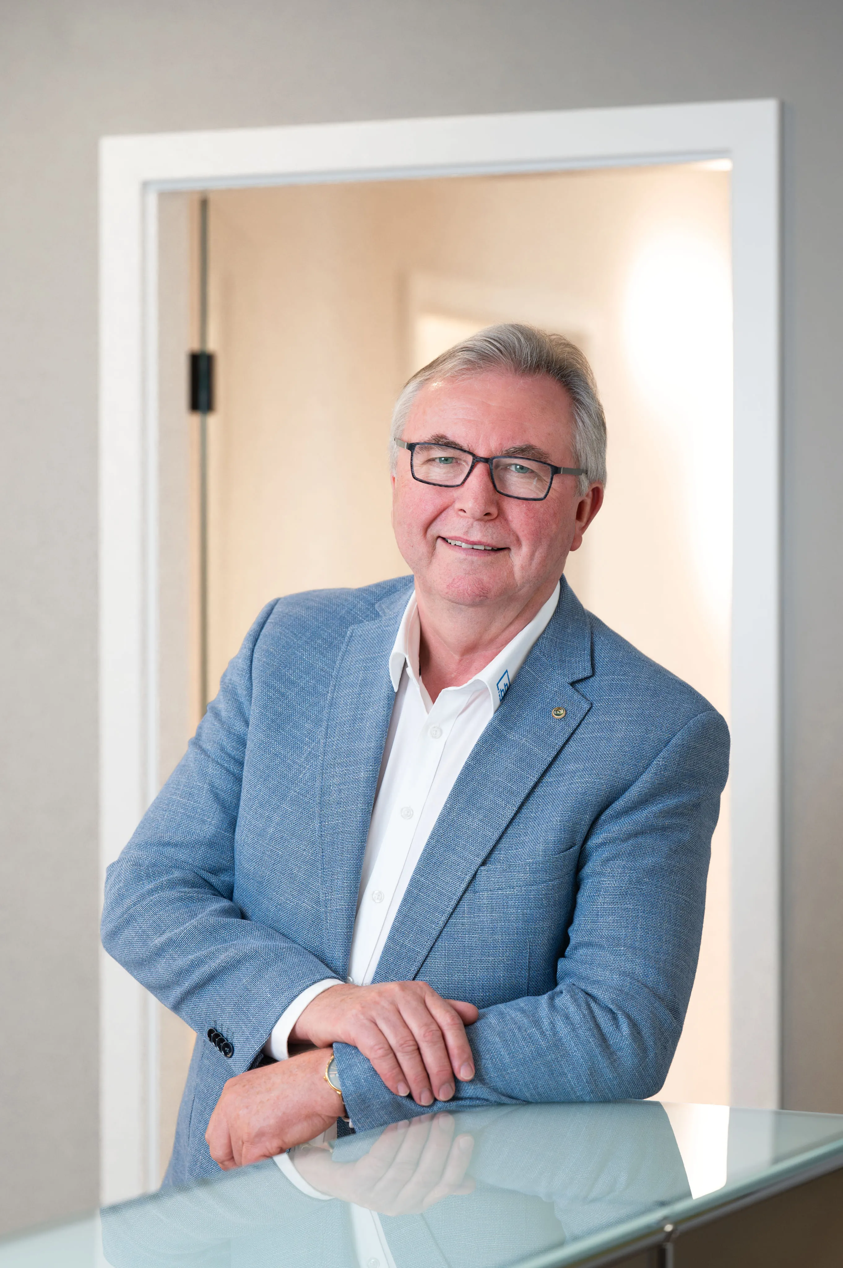 Mitarbeiterporträt eines älteren Herrn von Ingenieurbüro Bittner im Büro