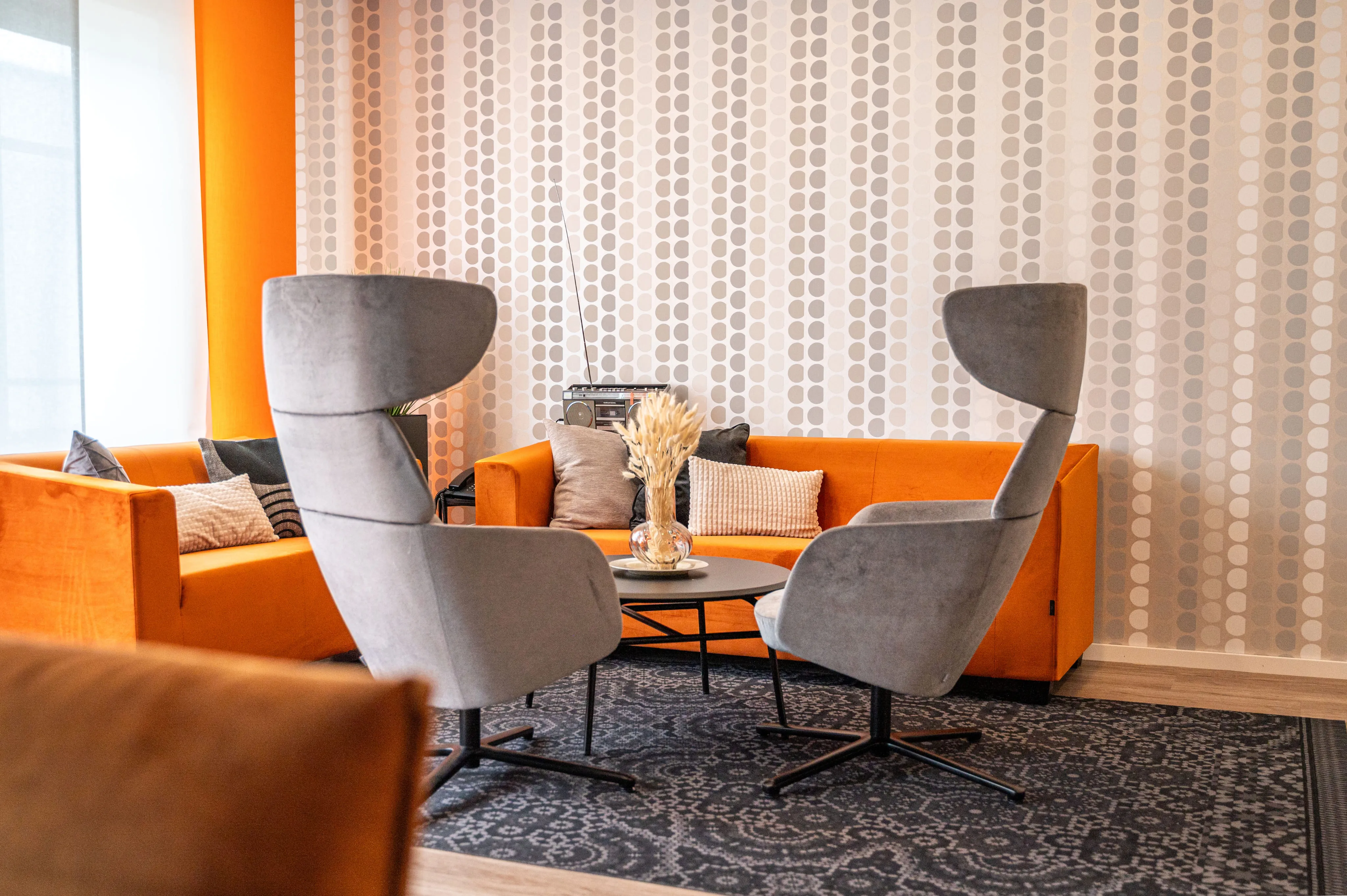 Loungebereich von Ingenieurbüro Bittner mit Sesseln und Besprechungsecke