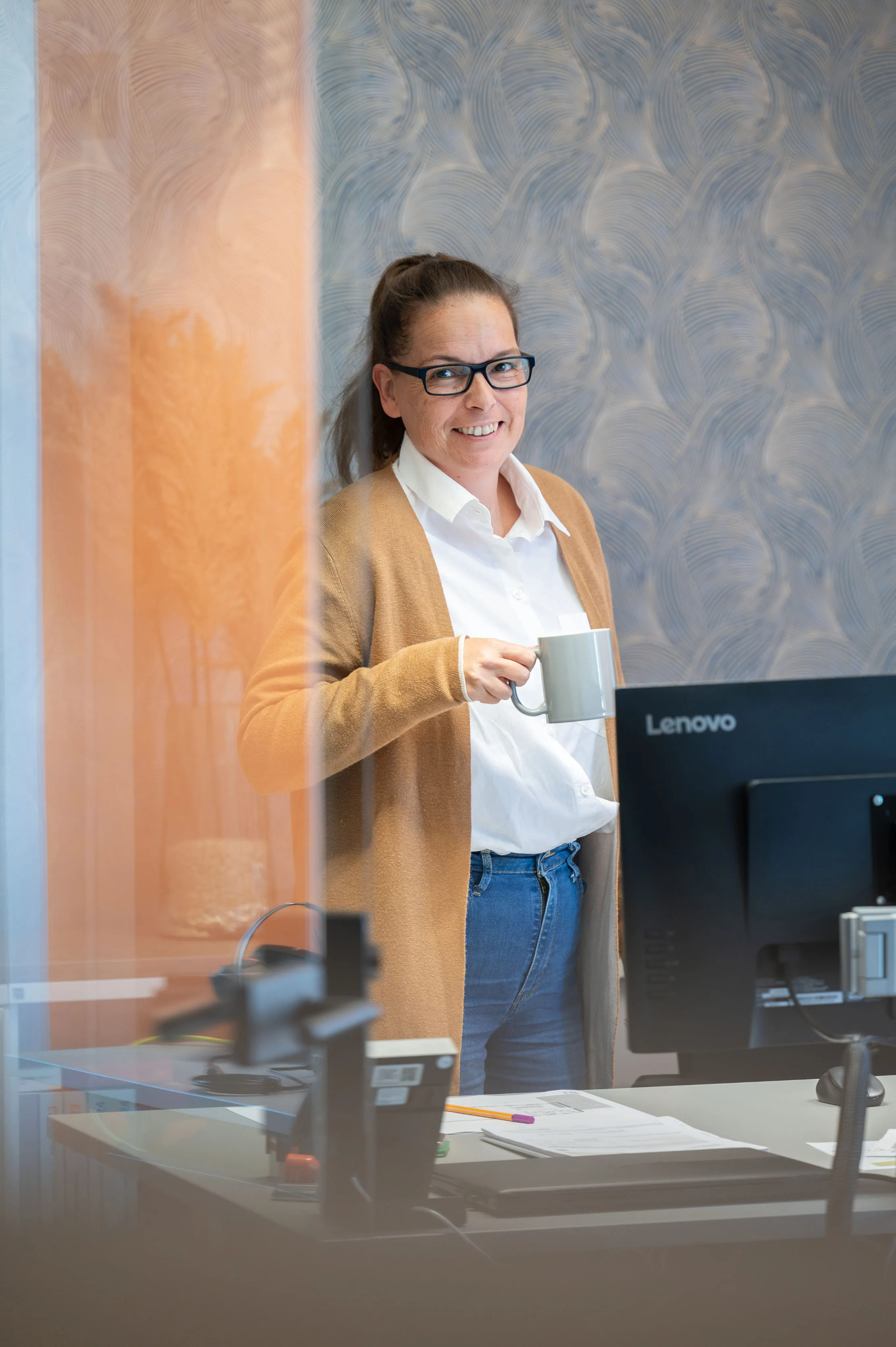 Mitarbeiterin von Ingenieurbüro Bittner im modernen Büro