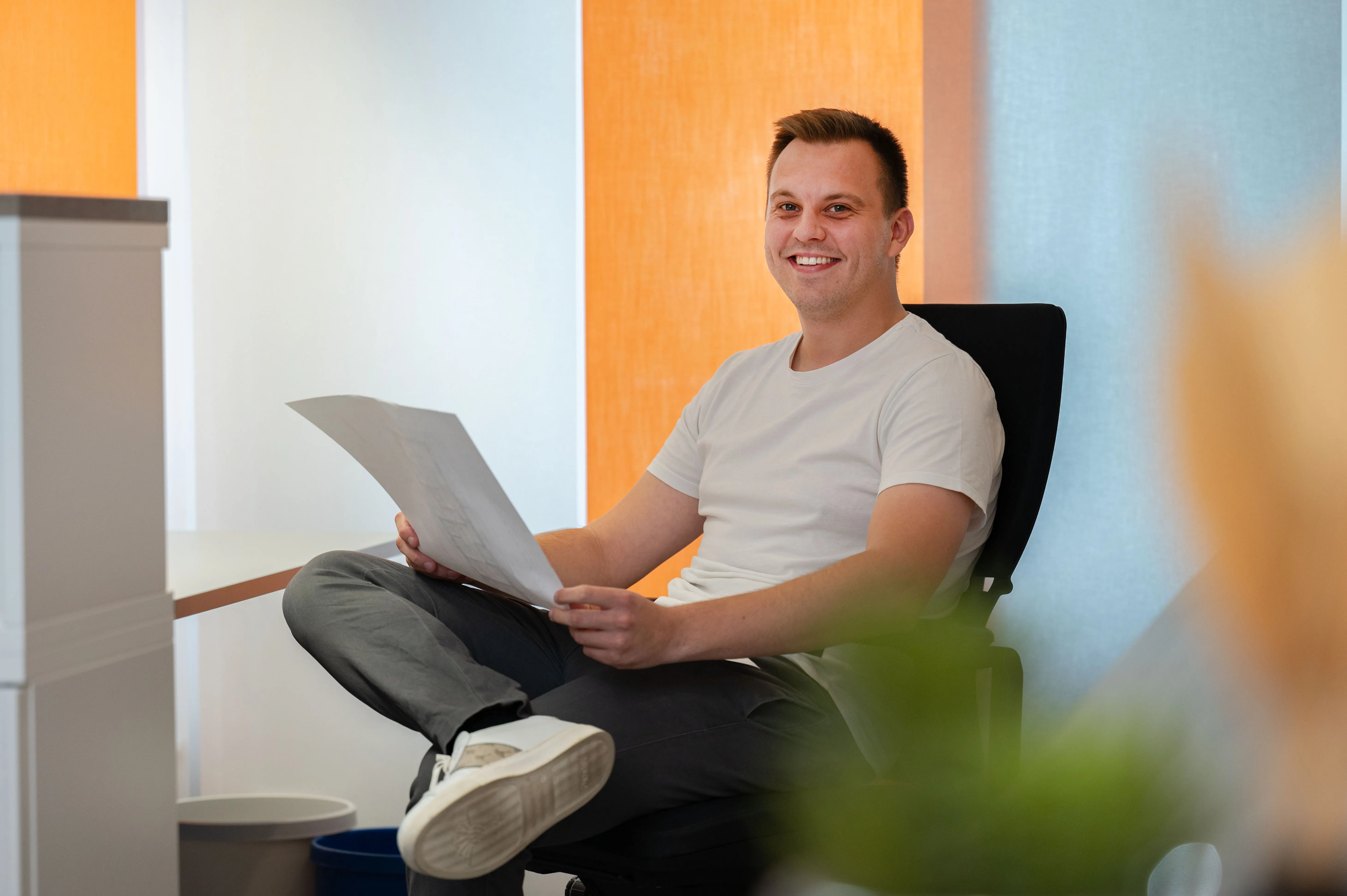 Mitarbeiter von Ingenieurbüro Bittner am Laptop im modernen Büro