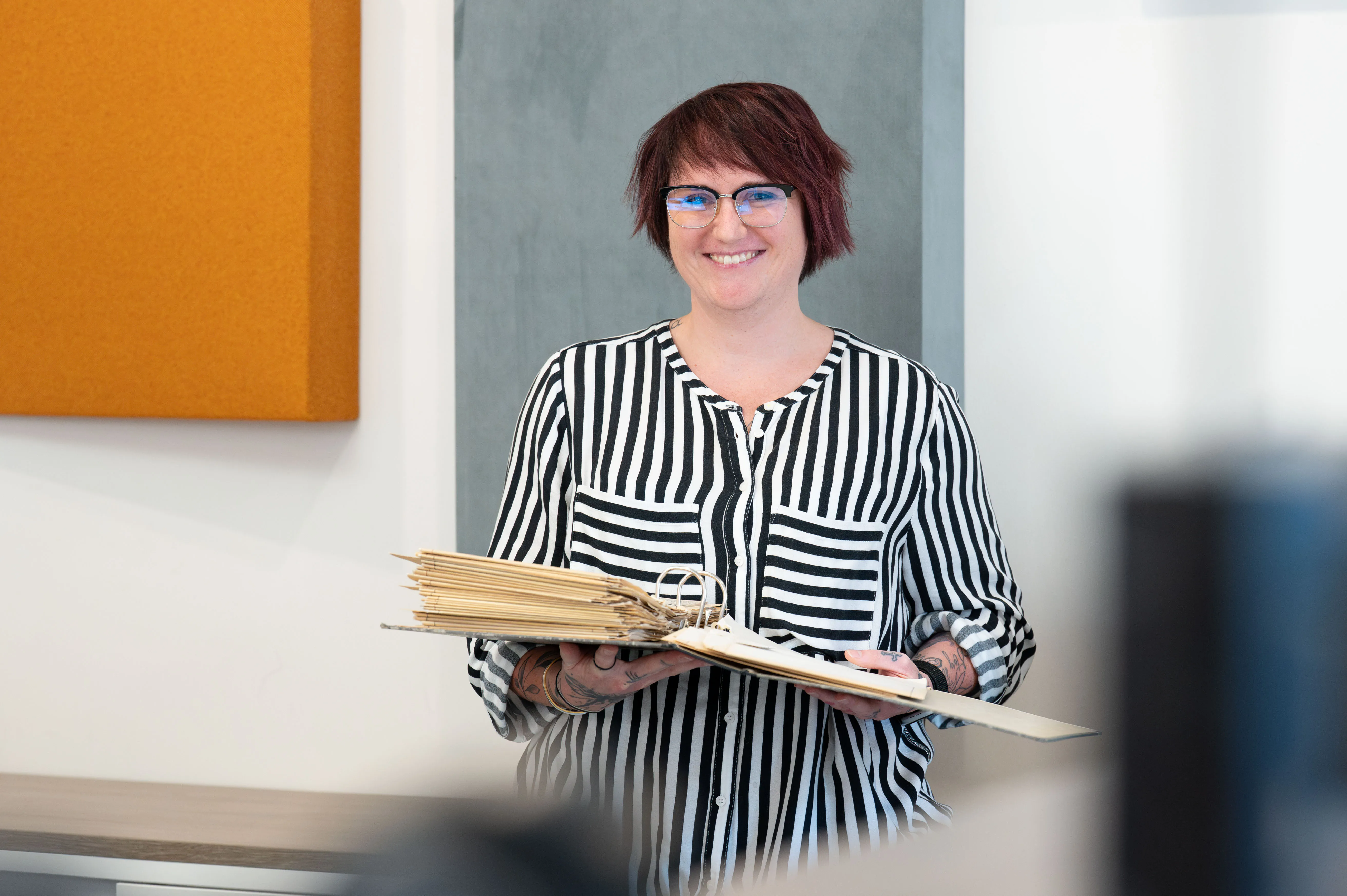 Mitarbeiterin von Ingenieurbüro Bittner mit Unterlagen im Büro