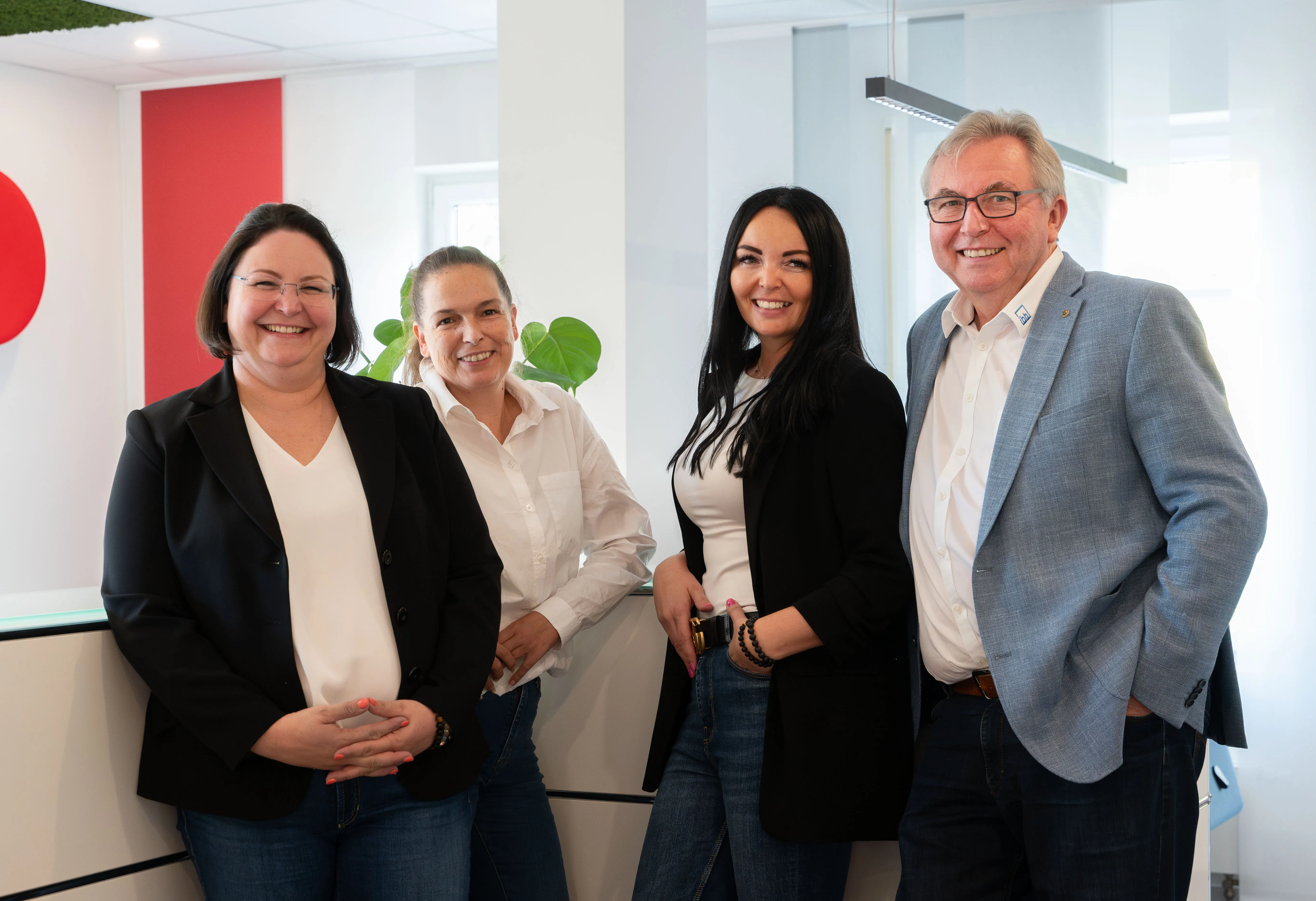 Teamfoto von Ingenieurbüro Bittner mit Mitarbeitenden im Büro
