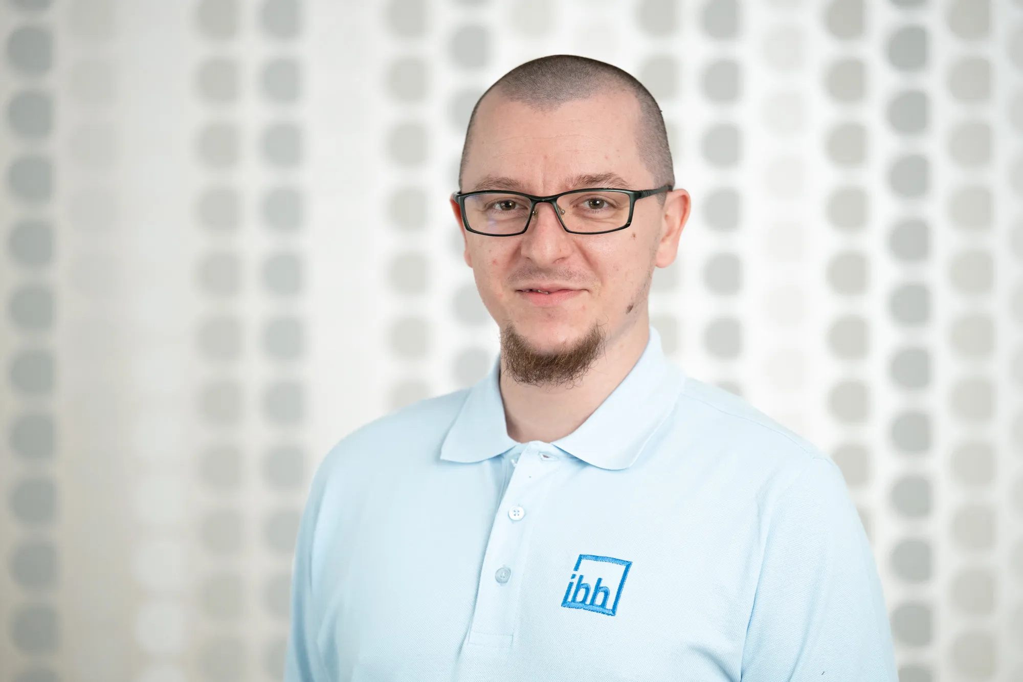 Mitarbeiterporträt mit Brille von Ingenieurbüro Bittner