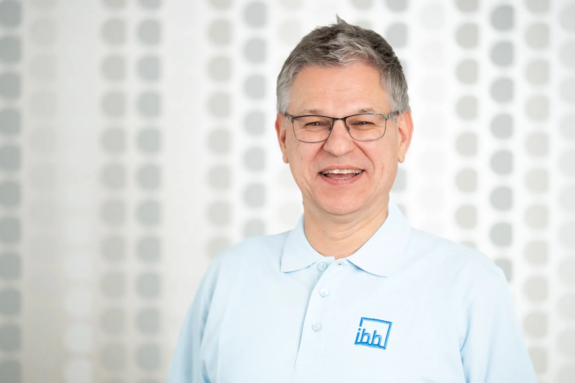 Mitarbeiterporträt von Ingenieurbüro Bittner im hellblauen Poloshirt