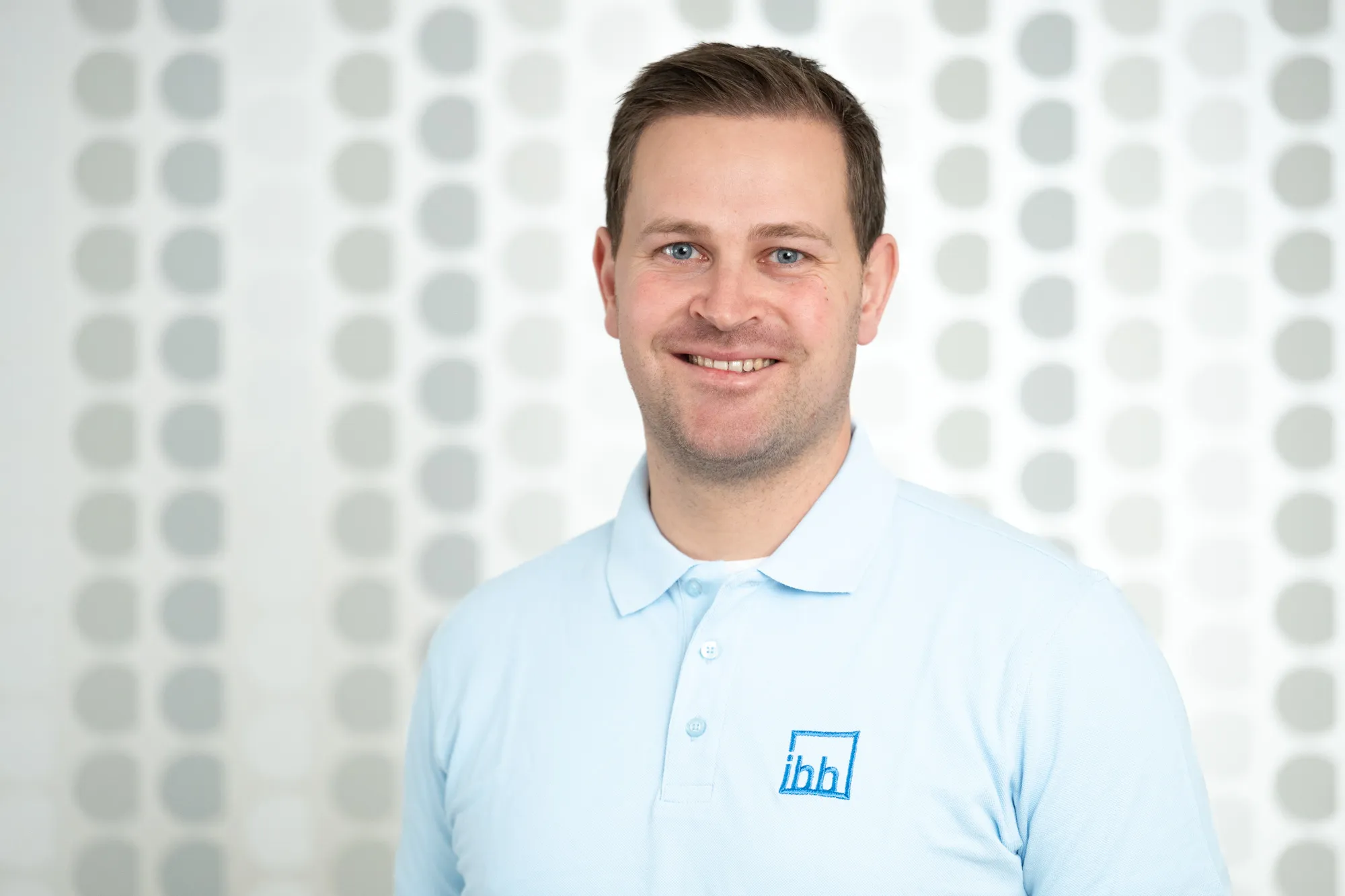 Mitarbeiterporträt von Ingenieurbüro Bittner im hellblauen Poloshirt
