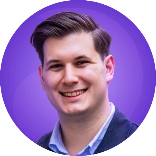 Portrait d’un homme souriant sur fond violet.