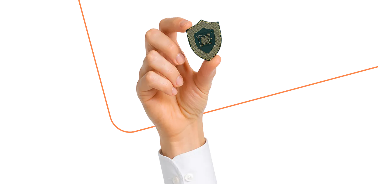 Hand houdt een schild met een chip-icoon, symbool voor digitale beveiliging.