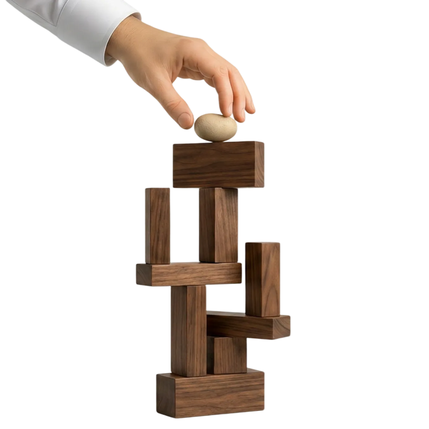 Hand balanceert een steentje op een toren van houten blokken, symbool voor zorgvuldig bouwen