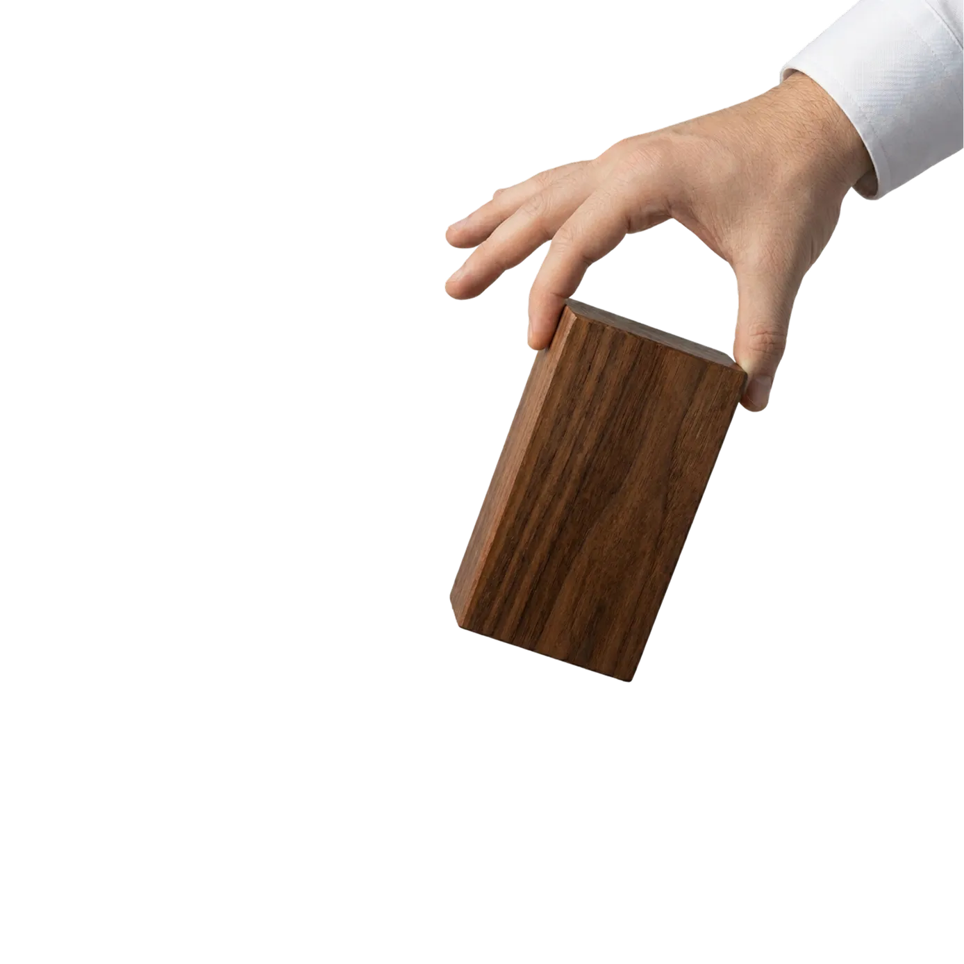 Hand plaatst een houten blok, symbool voor stap voor stap bouwen