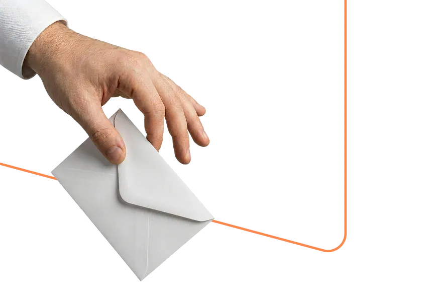 Hand met wit overhemd overhandigt een witte envelop, symbool voor contact per e-mail
