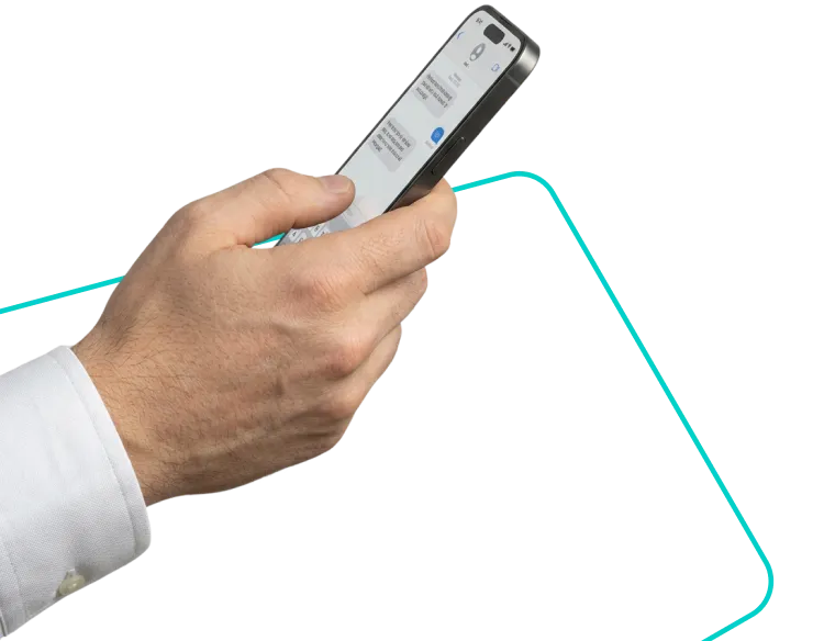 Hand met wit overhemd houdt een smartphone vast om contact op te nemen met Arxion