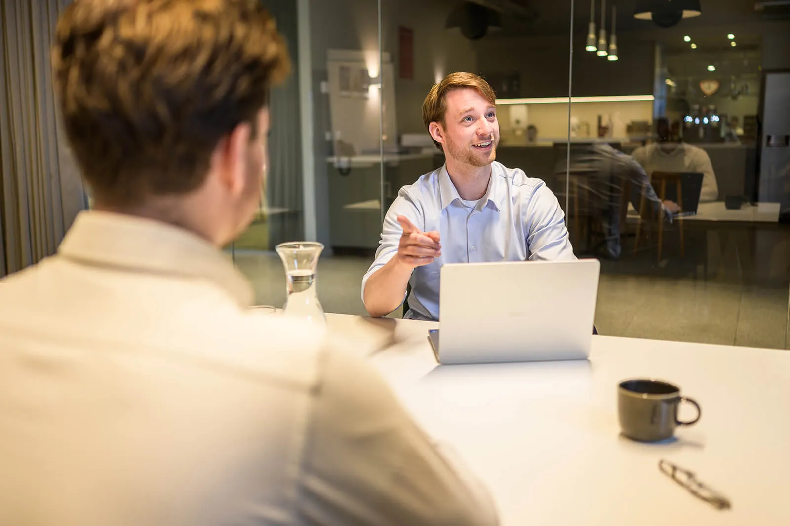 Arxion-consultant in gesprek tijdens een adviessessie op kantoor