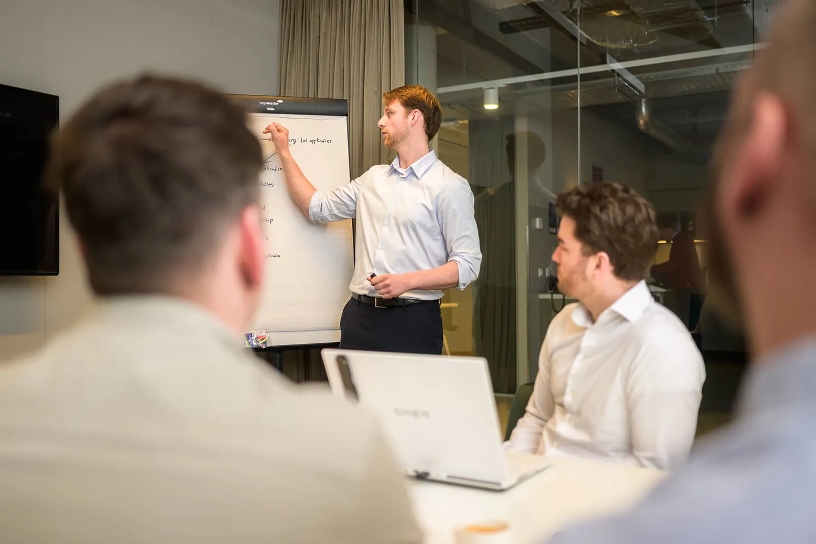 Arxion-consultant luistert aandachtig tijdens een overleg