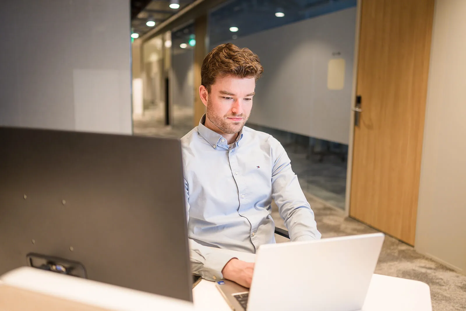 Close-up van een Arxion-consultant die notities maakt