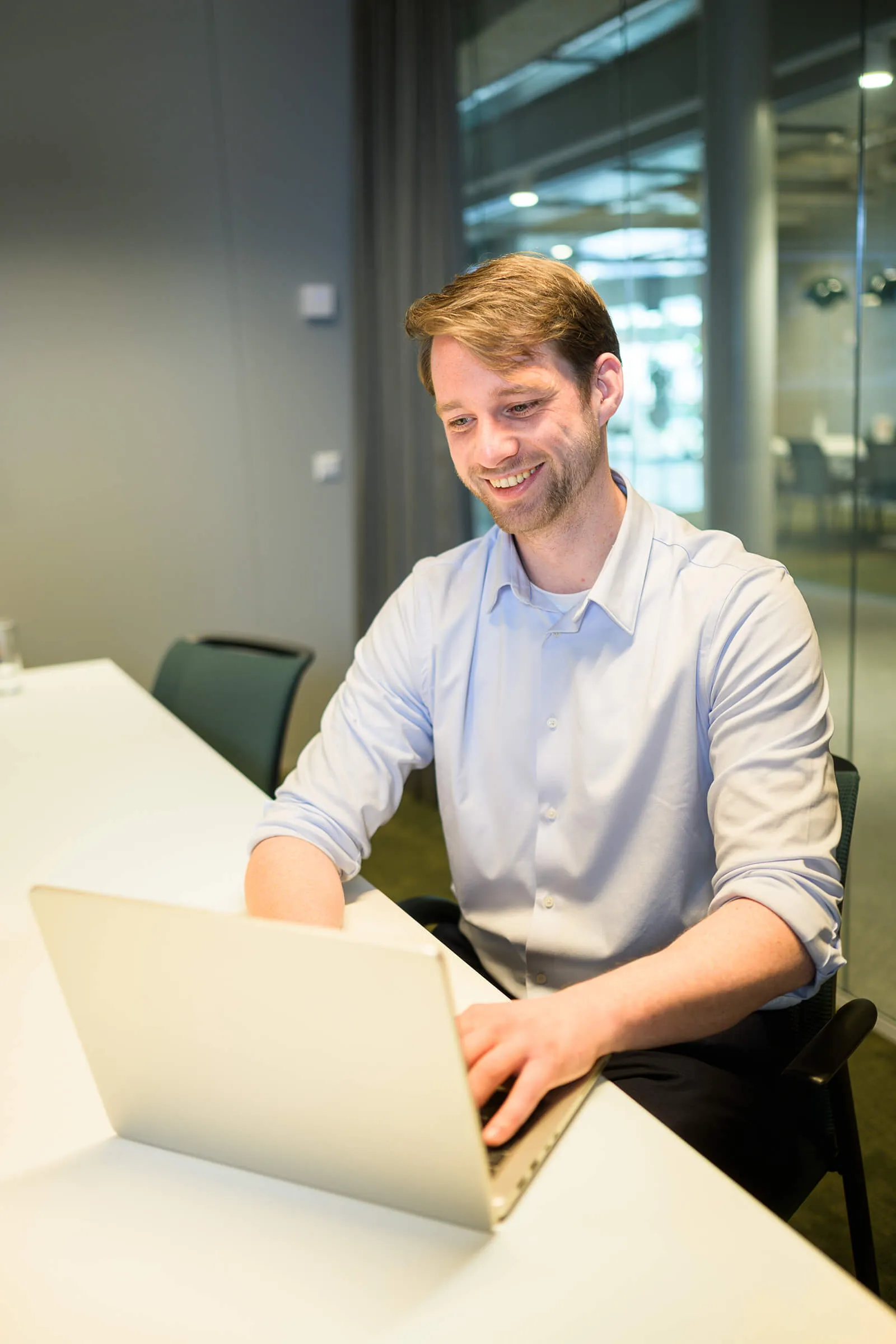 Arxion-consultant in overleg met een klant aan tafel