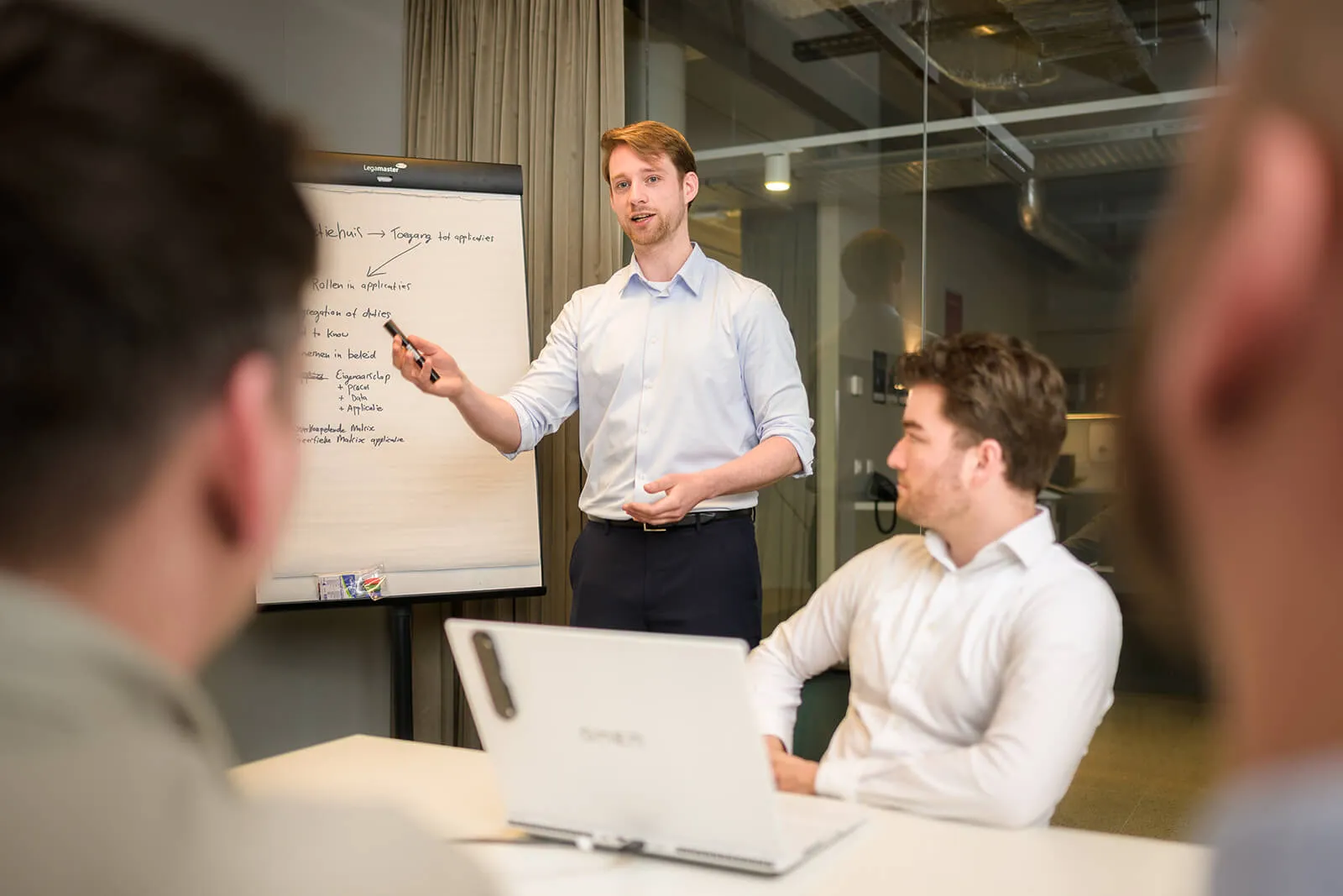 Stapel houten blokken als symbool voor een stevig gebouwde organisatie