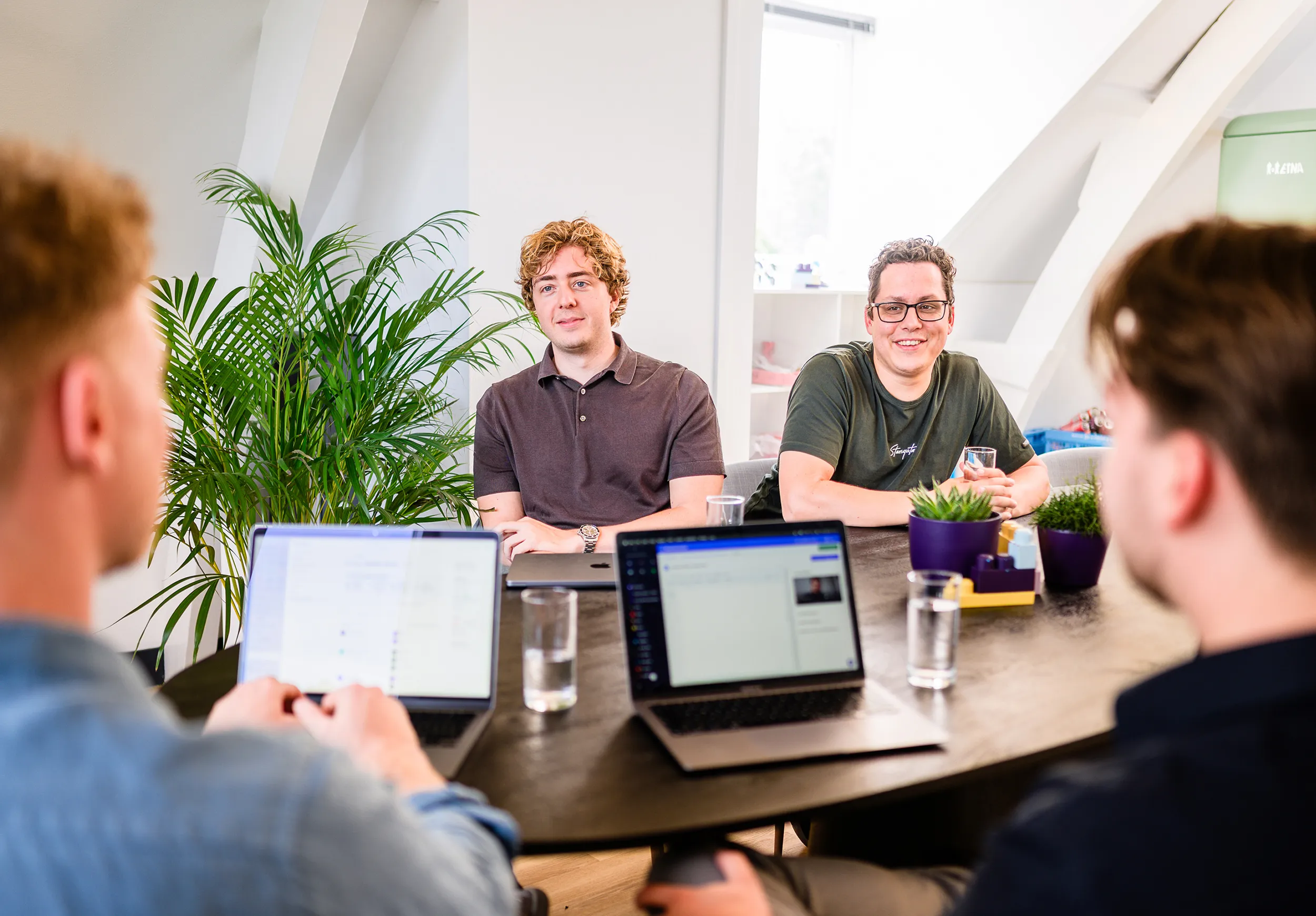 Het team van Workflow Heroes in gesprek met een opdrachtgever