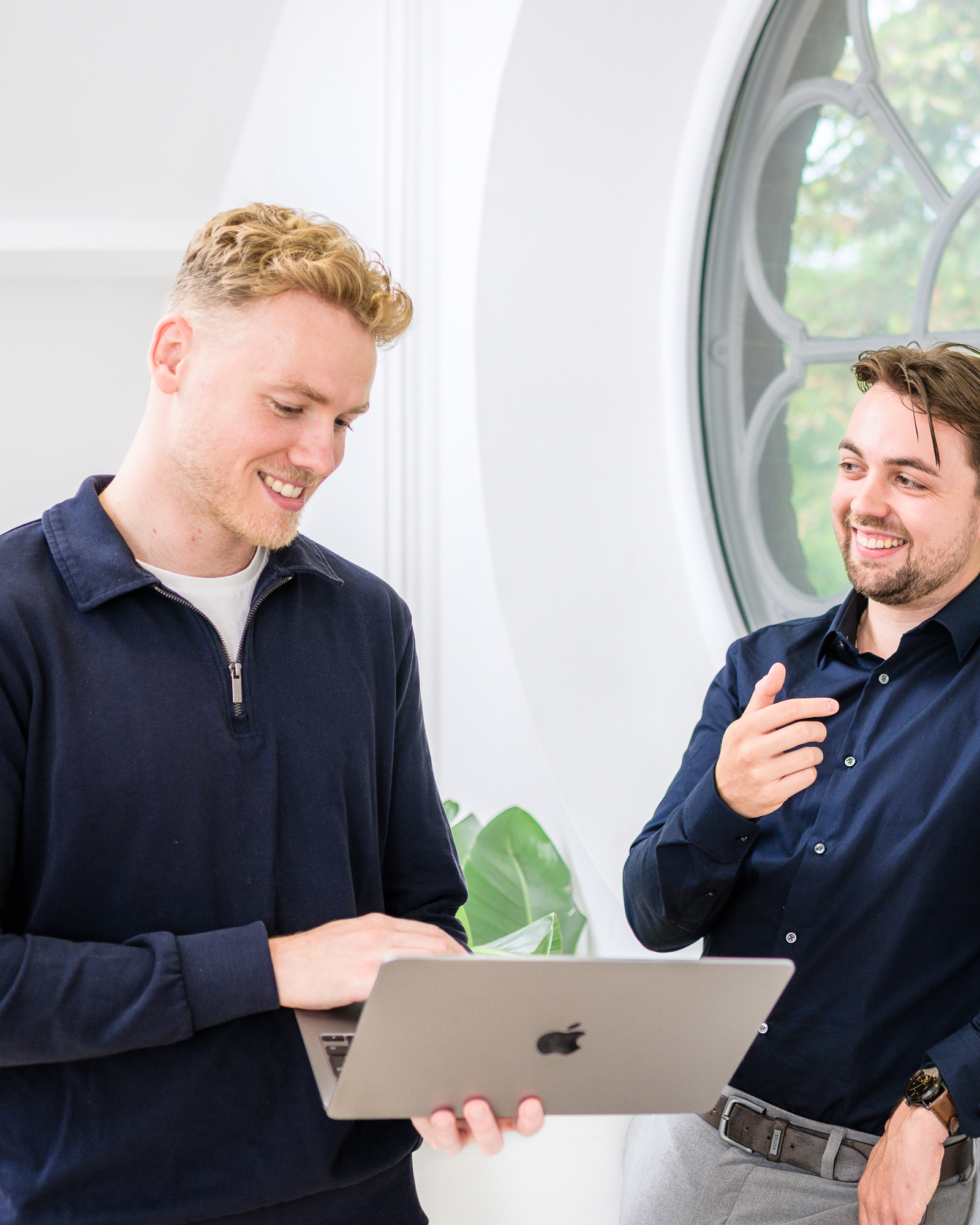 Foto van Joël van Workflow Heroes die lachend weg kijkt