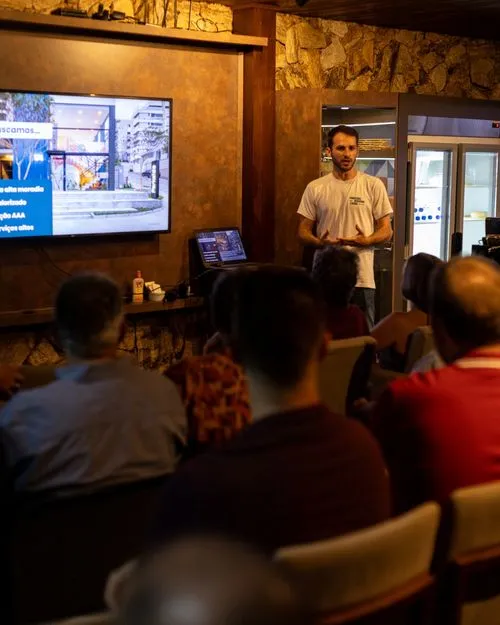 Foto de um dos eventos da Parkside Invest Club, com apresentação de resultados e previsões.