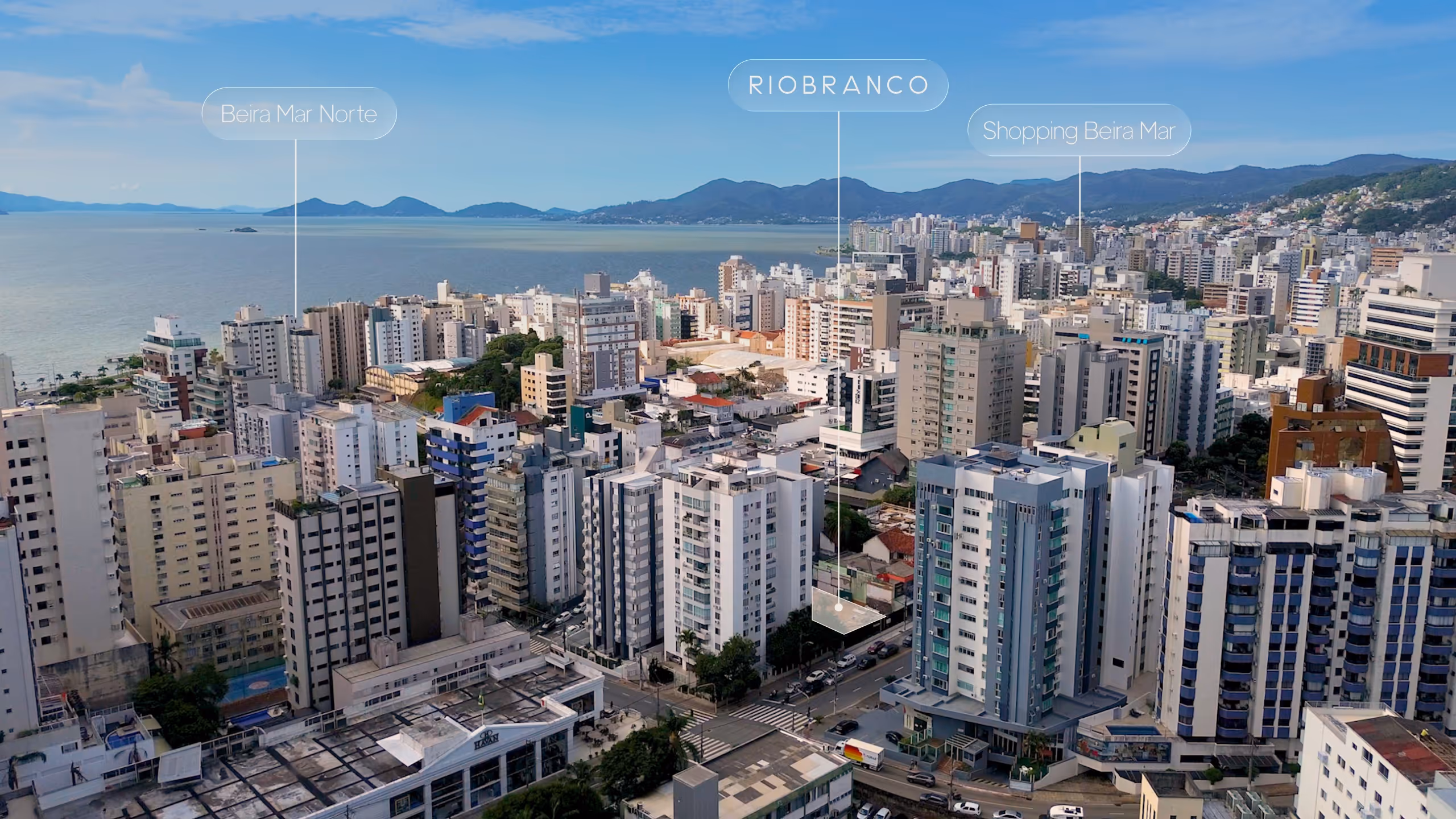 Vista aérea da cidade de Rio Branco com várias prédios residenciais e comerciais próximos ao mar, destacando áreas Bera Mar Norte, Rio Branco e Shopping Beira Mar.