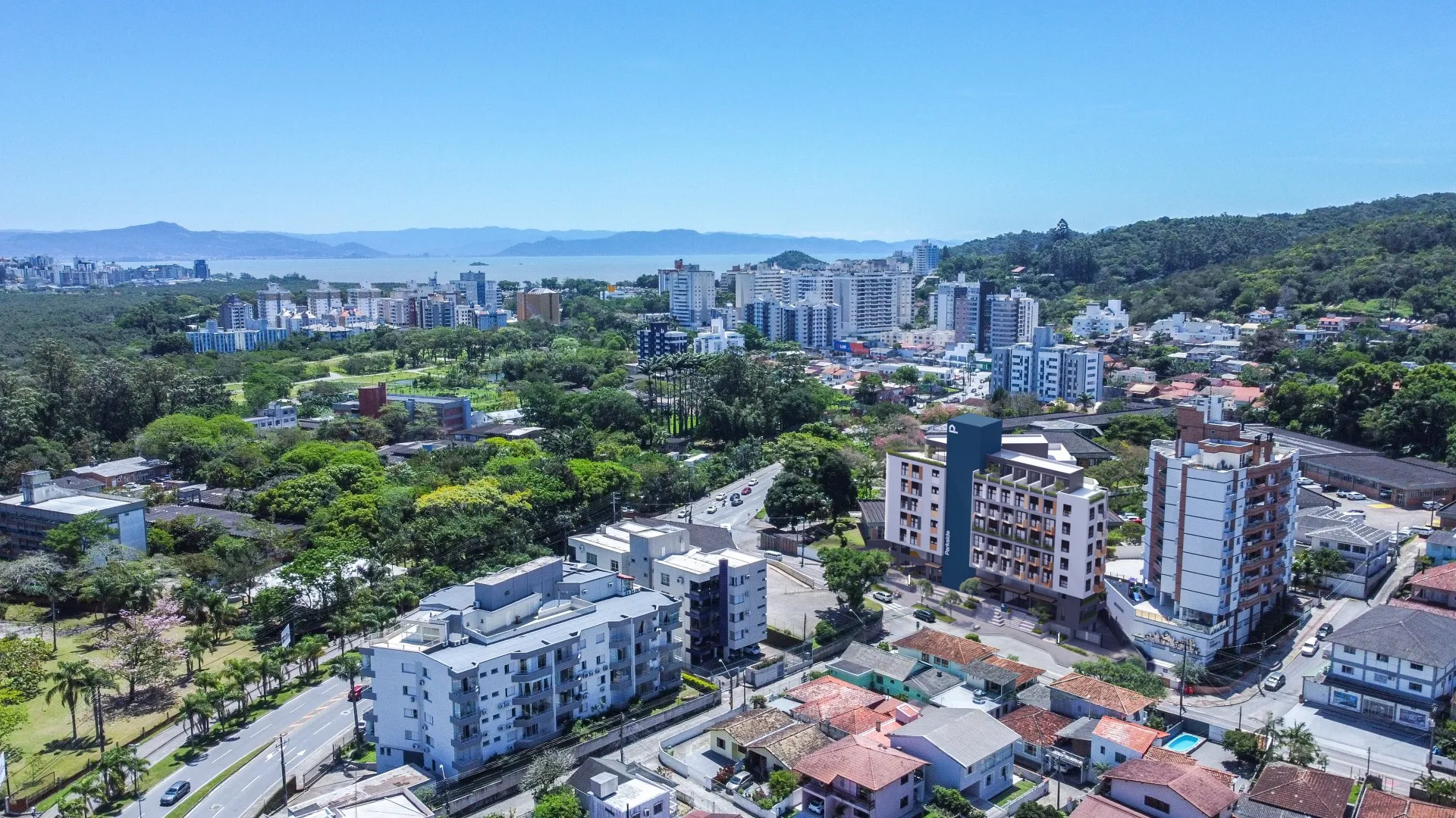 Vista aérea da cidade de Rio Branco com várias prédios residenciais e comerciais próximos ao mar, destacando áreas Bera Mar Norte, Rio Branco e Shopping Beira Mar.