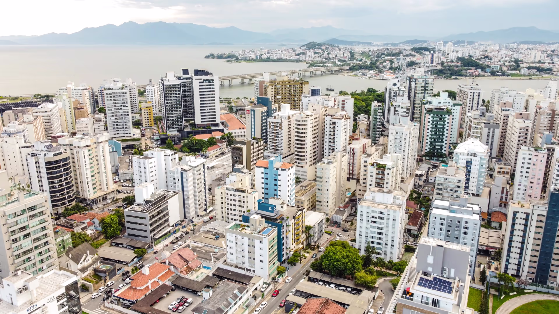 Fotografia do prédio da Parkside visto de um drone exibindo os arredores do local.
