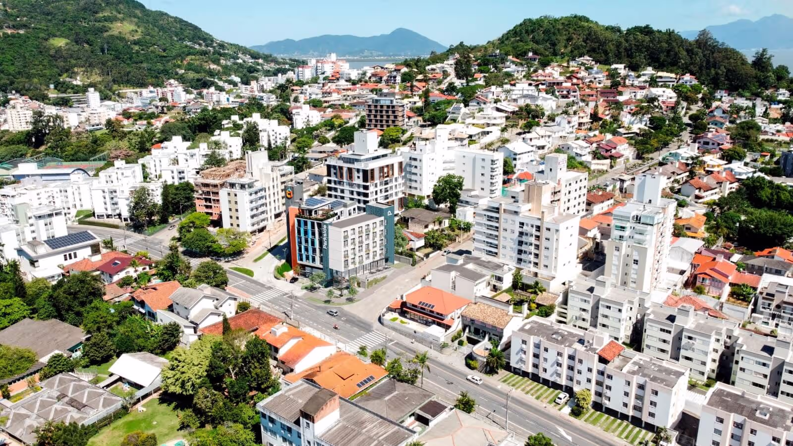 Fotografia do prédio da Parkside visto de um drone exibindo os arredores do local.