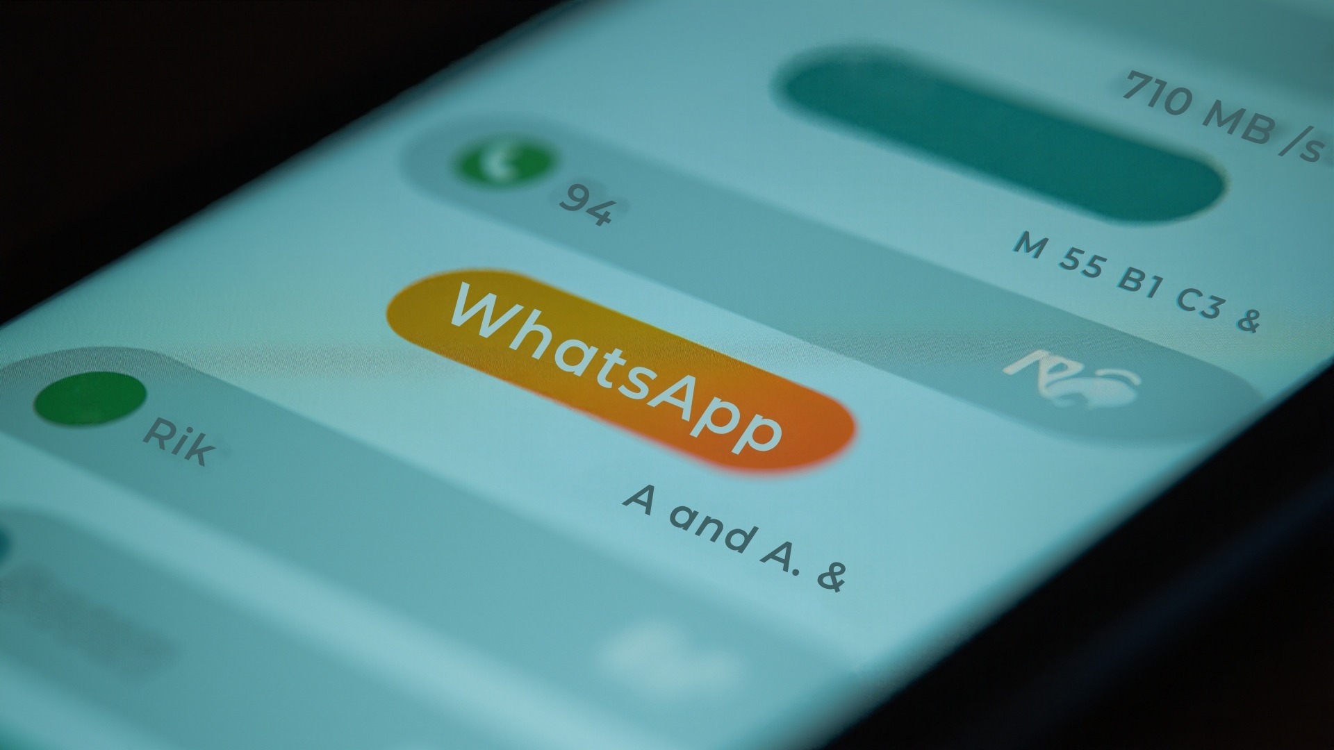 WhatsApp con conversaciones organizadas por etiquetas de colores — sistema de seguimiento ordenado