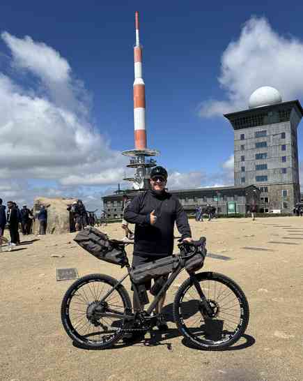 Flo mit dem roadbock auf dem Brocken von vorne