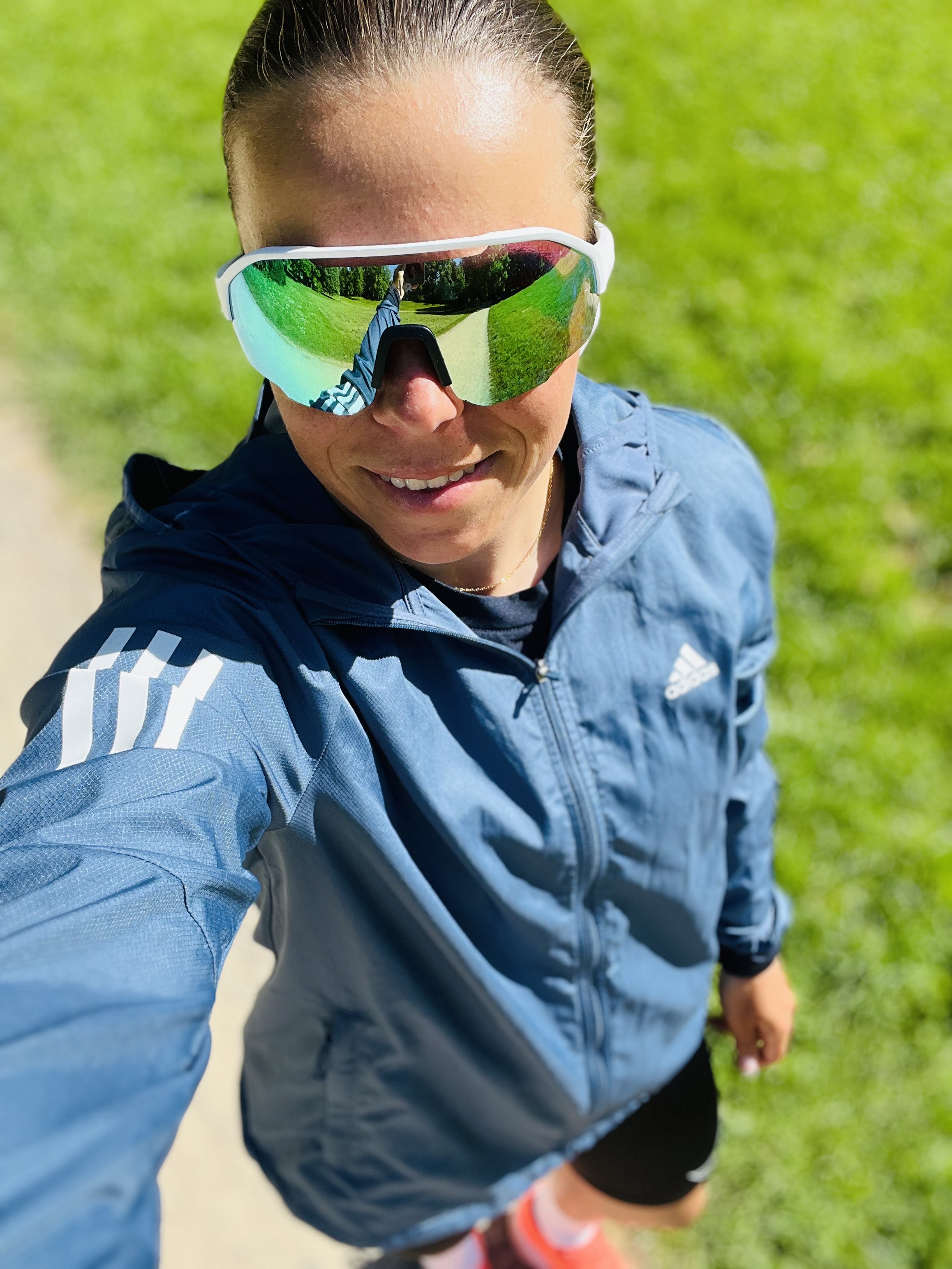 Marie von vorne beim Laufen mit Laufbrille im Sommer.