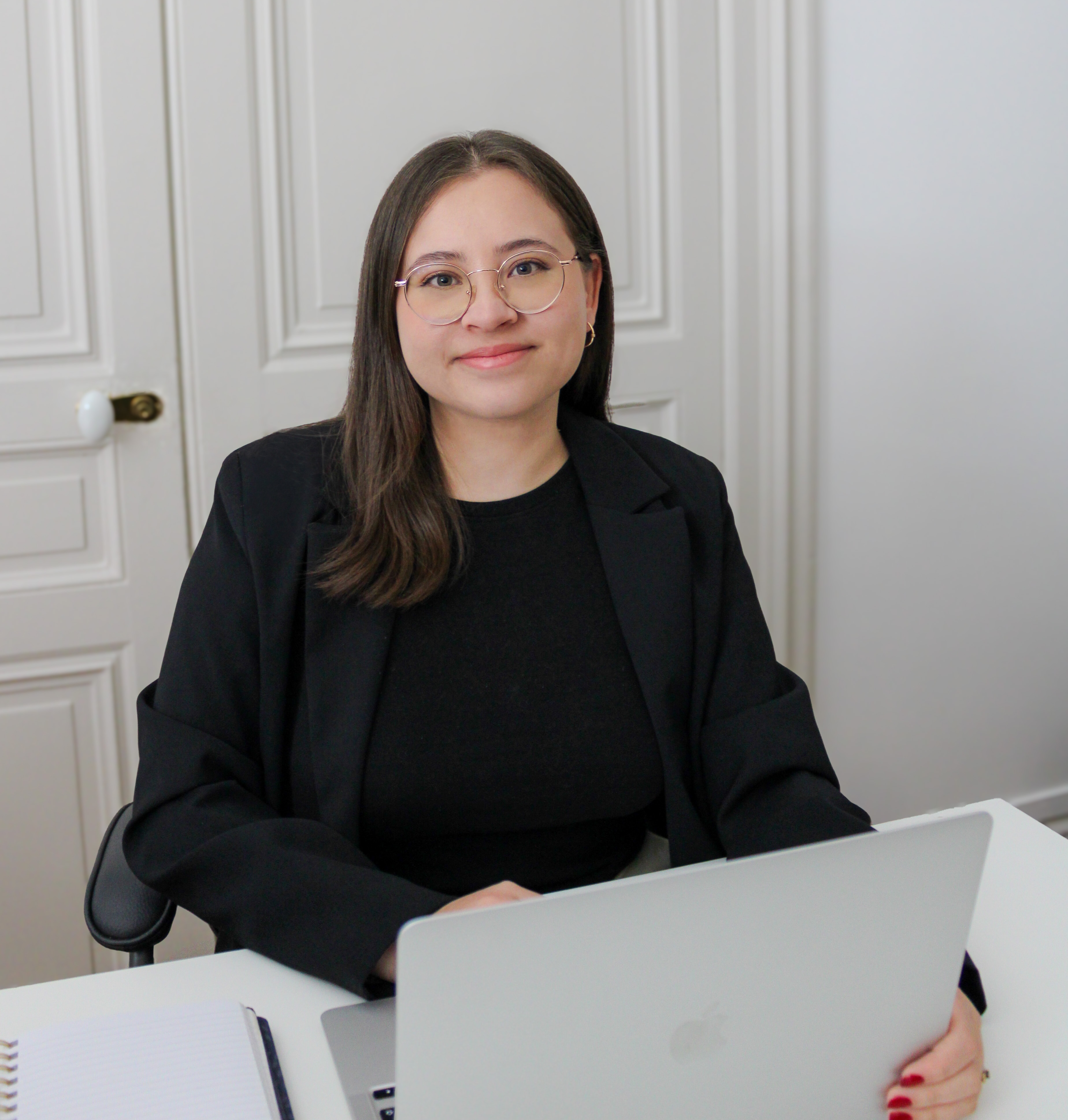 Créer une identité visuelle cohérente et un site web sur mesure avec Naïna. Webdesign, direction artistique et création d’univers digitaux à Lyon.