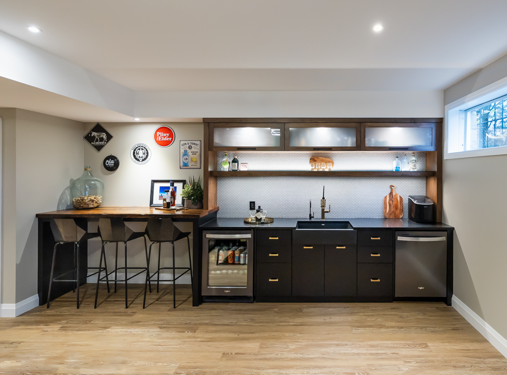The new entertainment and snack bar features a combination of frosted glass lit from within and open shelves with LED lighting integrated both above and below.